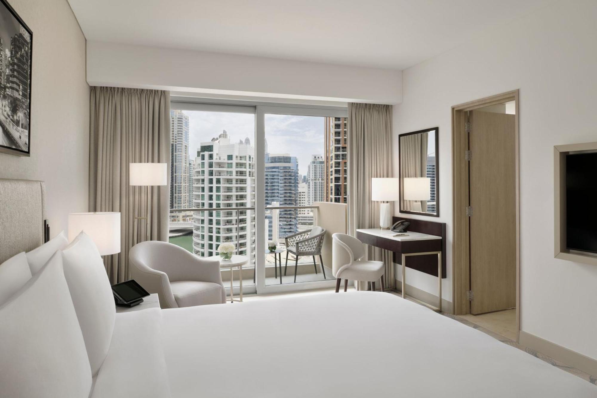 Pokój typu Deluxe z widokiem na miasto, łóżkiem typu king-size, bezpośrednim dostępem do centrum handlowego Dubai Marina Mall i promenady Marina Walk