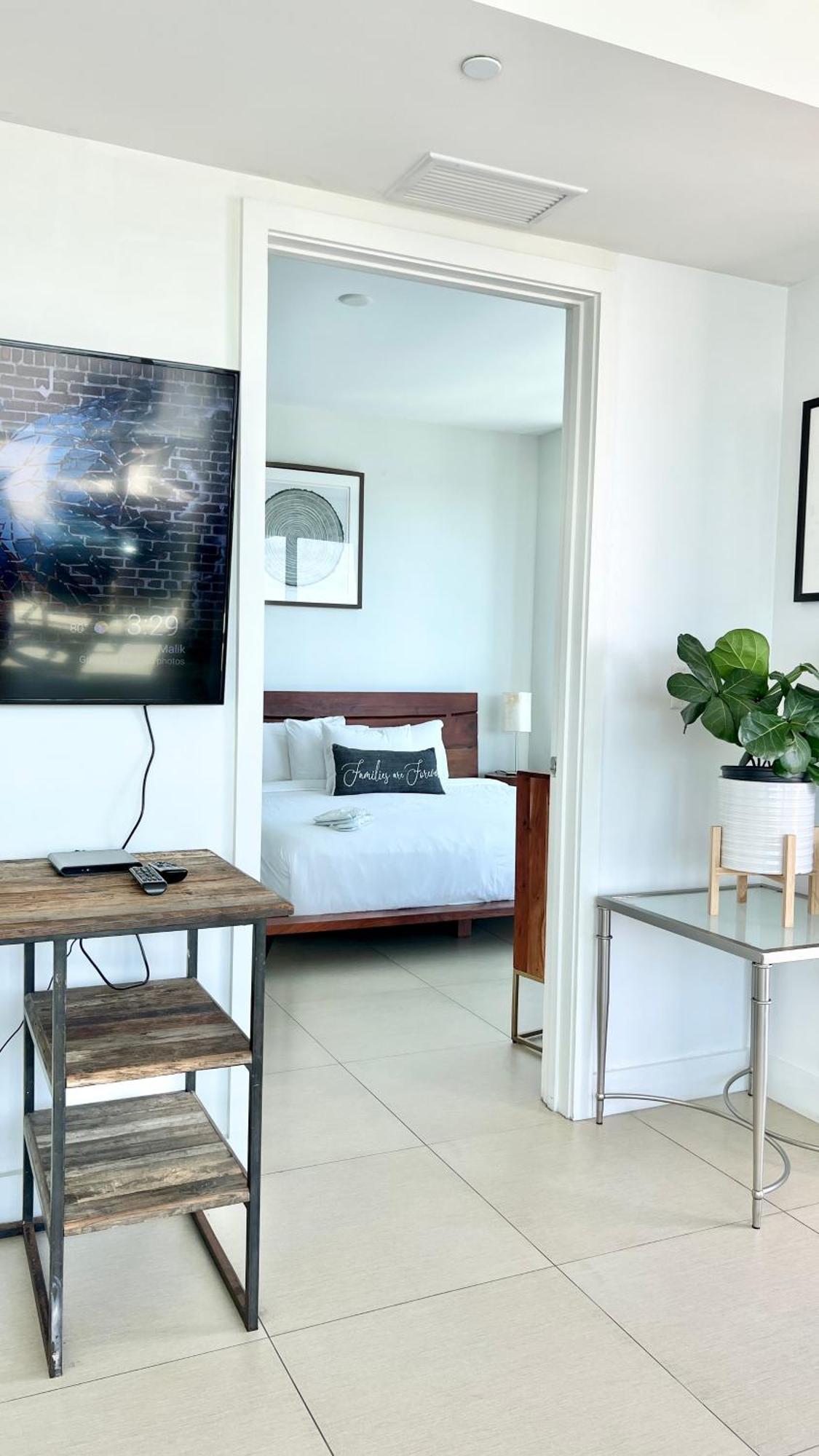 Deluxe One Bedroom King Suite Ocean City View