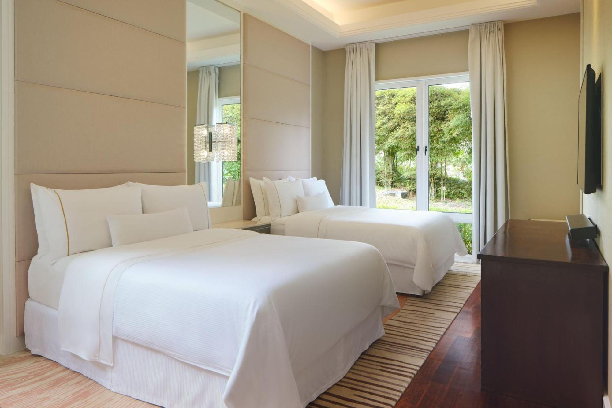 Two-Bedroom Villa One King Two Twin Beds