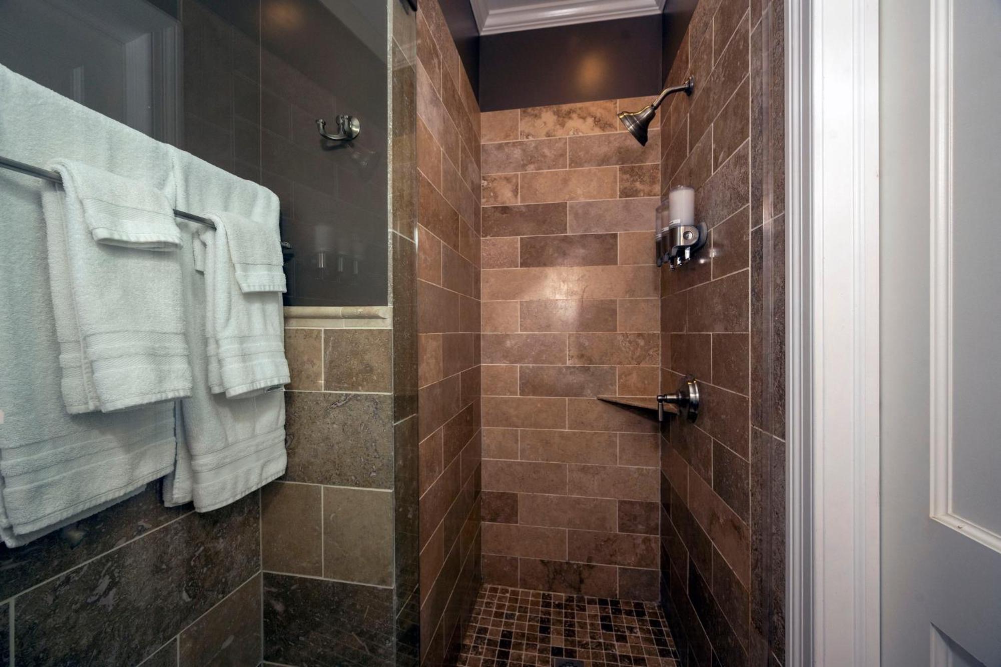 Deluxe Queen Suite
