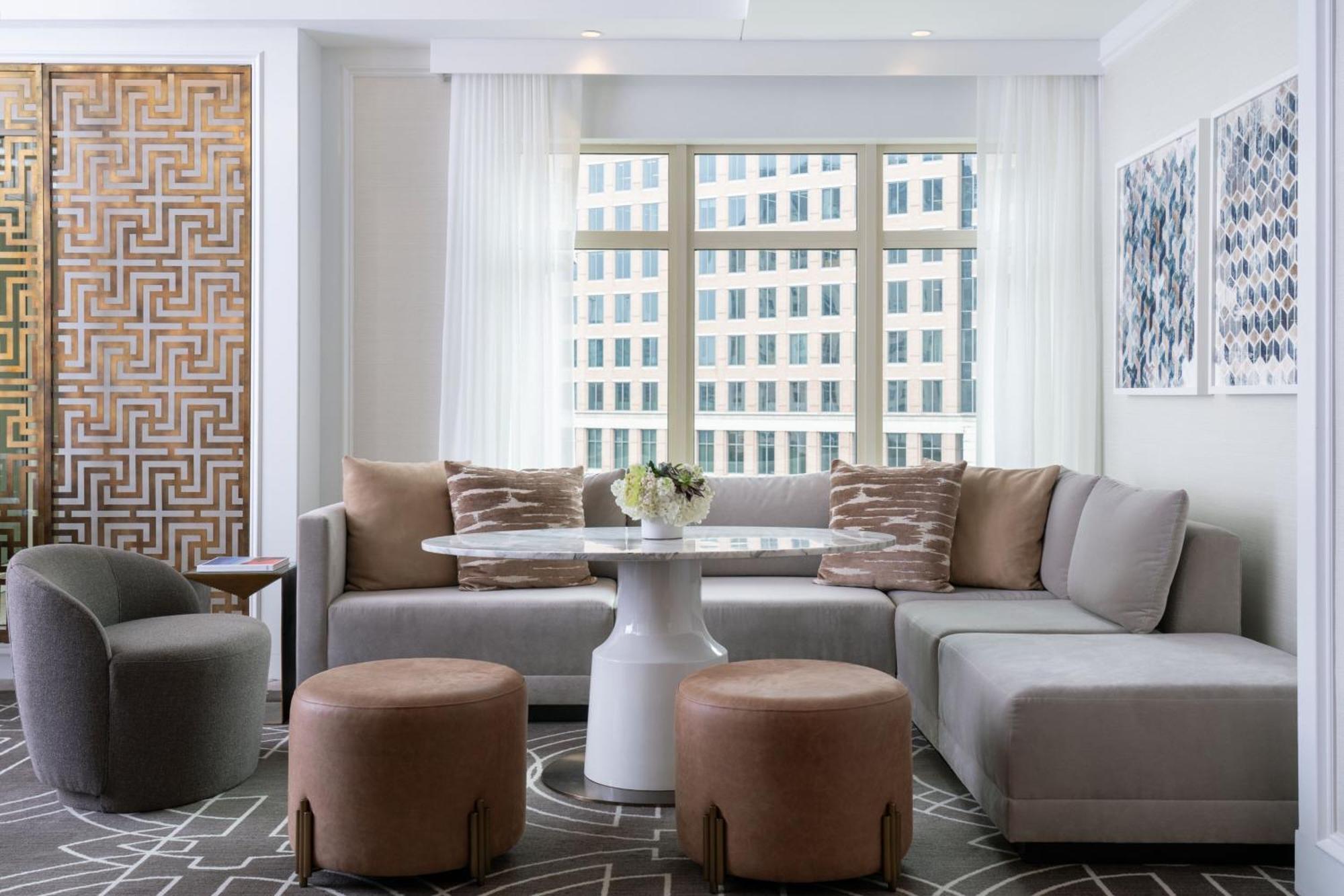 Club Level One Bedroom Suite a King Bed a Sofa Bed