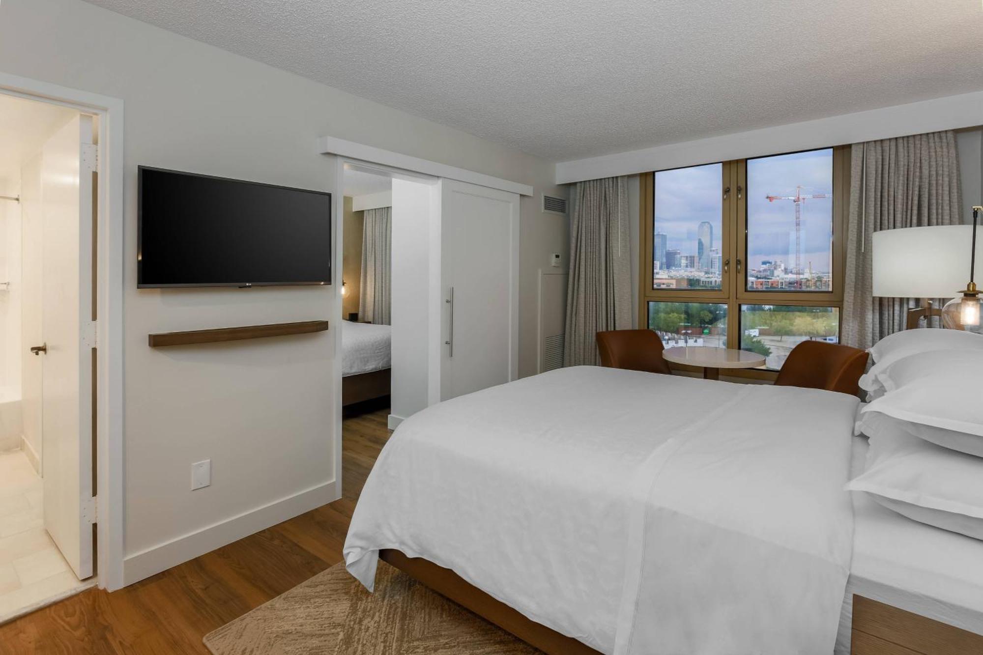1 King & 1 Queen Bed 2 Bedroom Suite City view Balcony