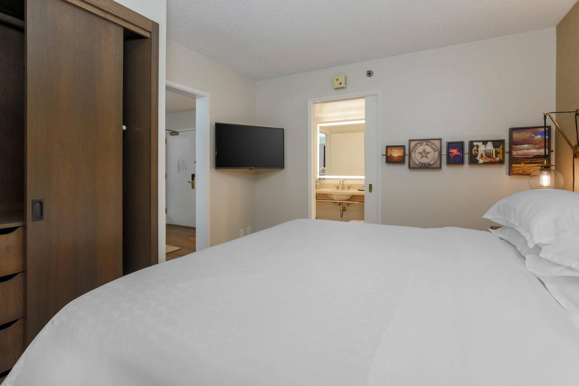 1 King & 1 Queen Bed 2 Bedroom Suite City view Balcony