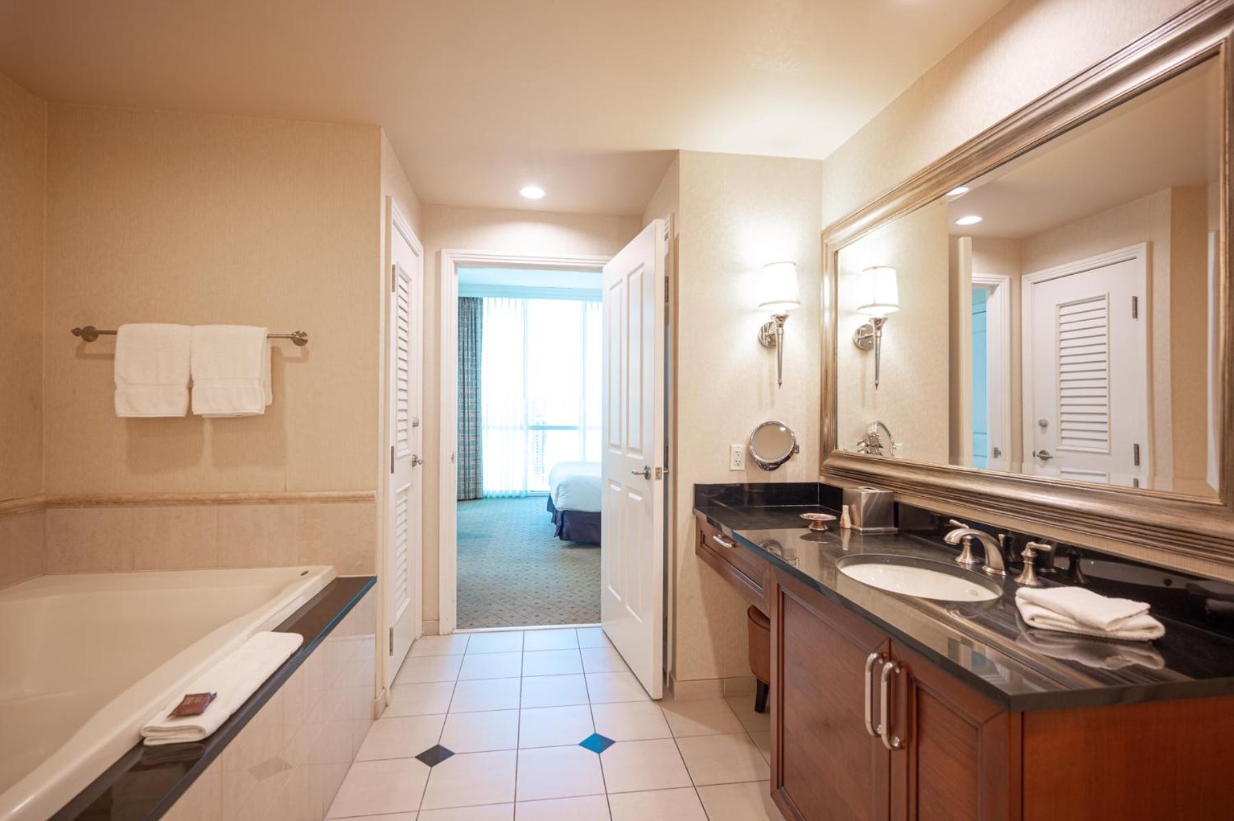 1BR Elite Penthouse Suite Strip View Balcony