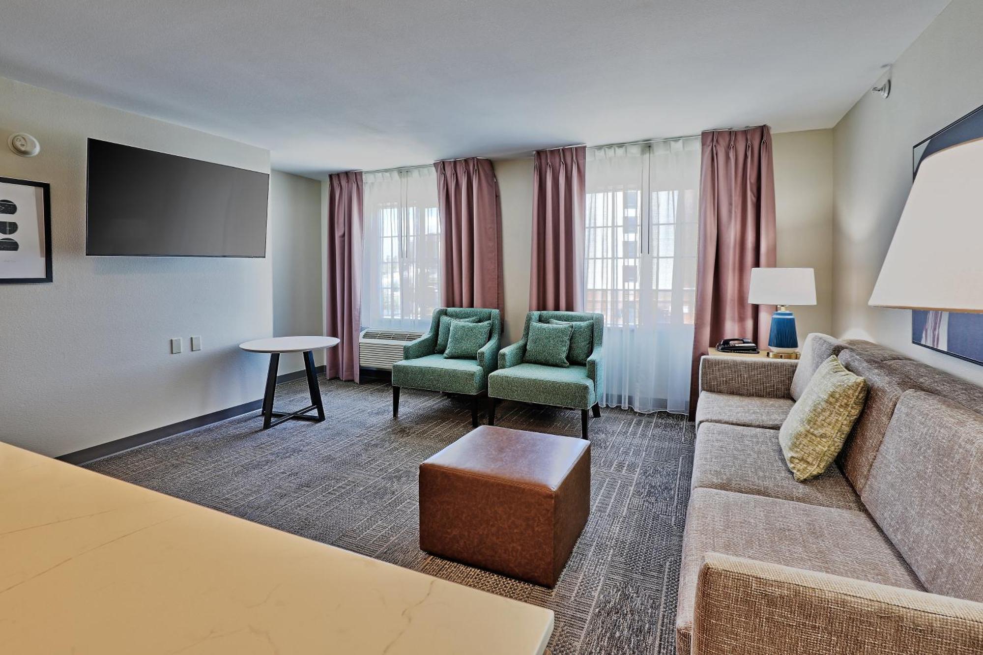One-Bedroom Queen Suite Non-Smoking