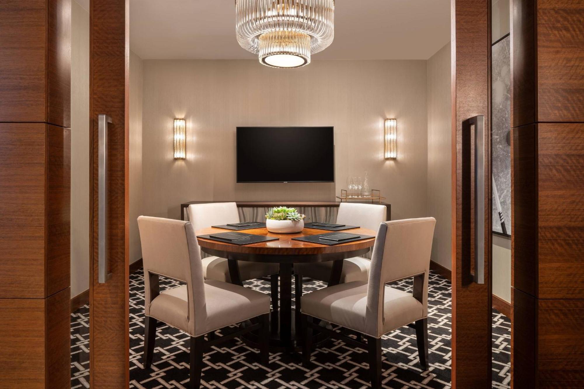 Junior Suite 2 Queen City View Club Lounge Access