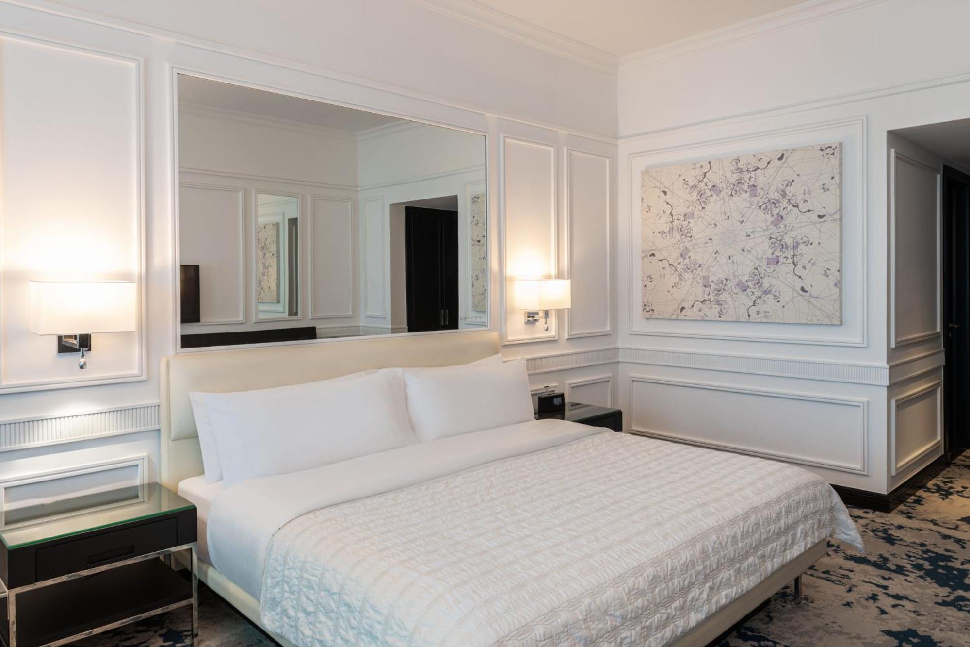 Apartament typu Deluxe Suite z łóżkiem typu king-size, balkonem z widokiem na morze oraz dostępem do salonu klubowego