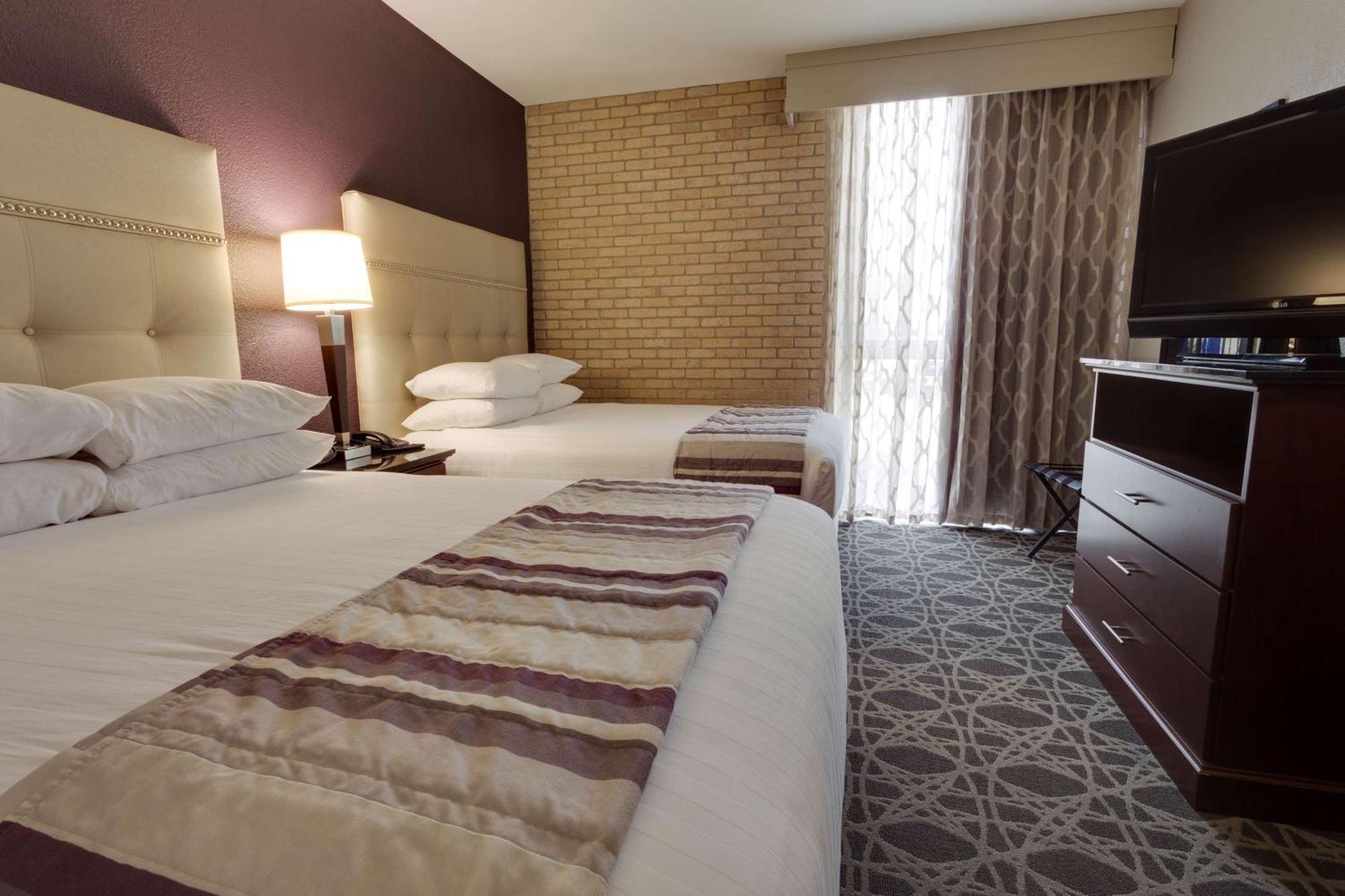 Deluxe Queen Suite