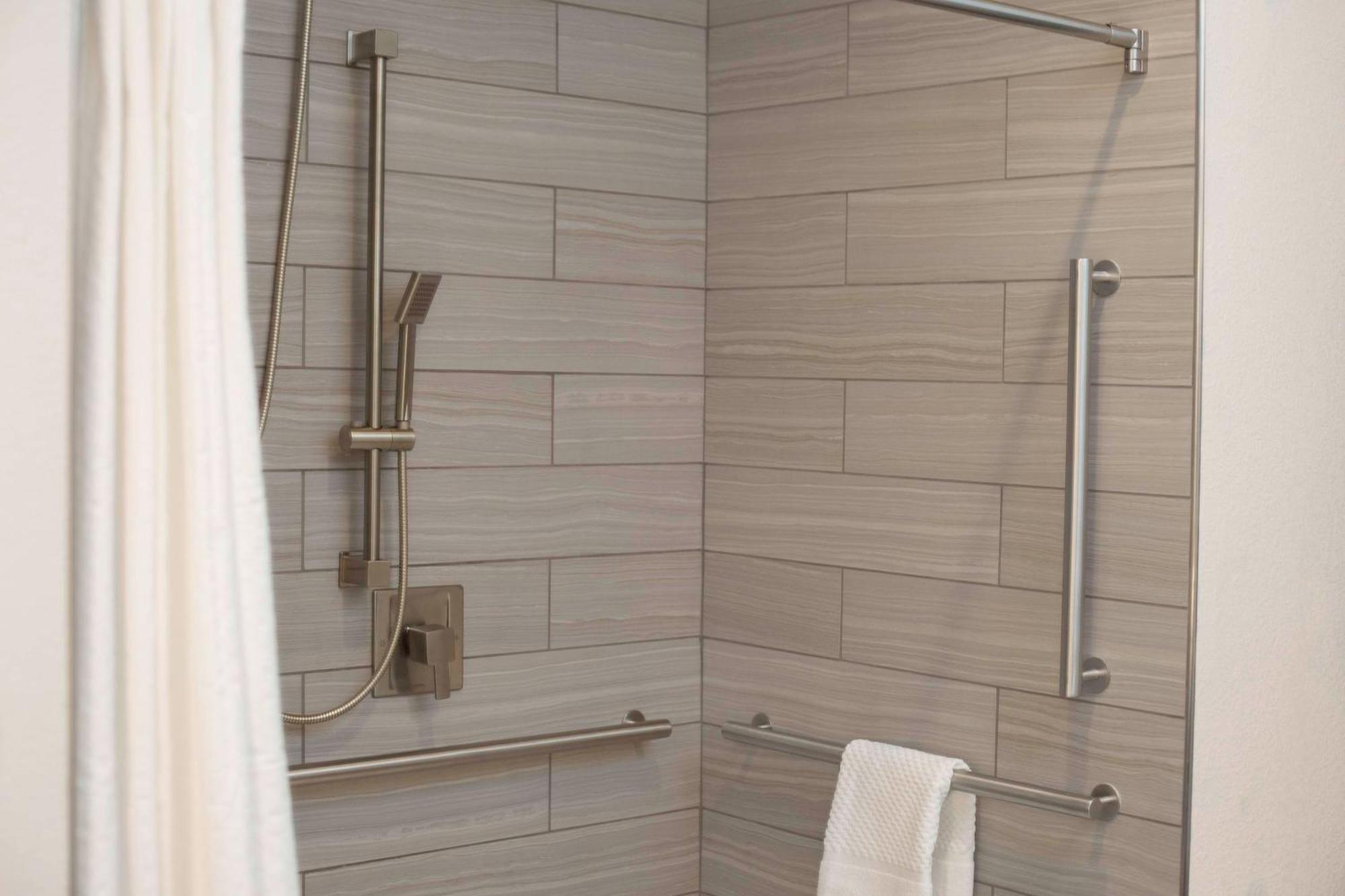 King Studio Suite Roll Shower