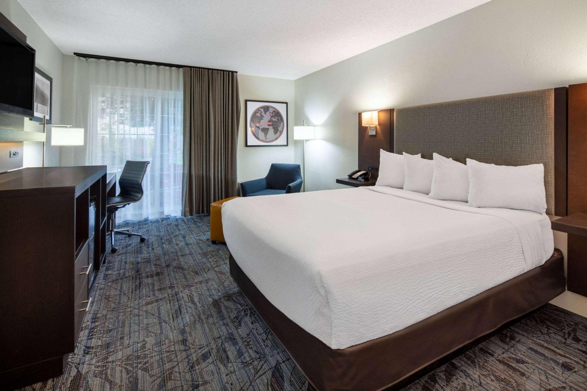 Deluxe Queen Room Mobility Access or Non-Smoking