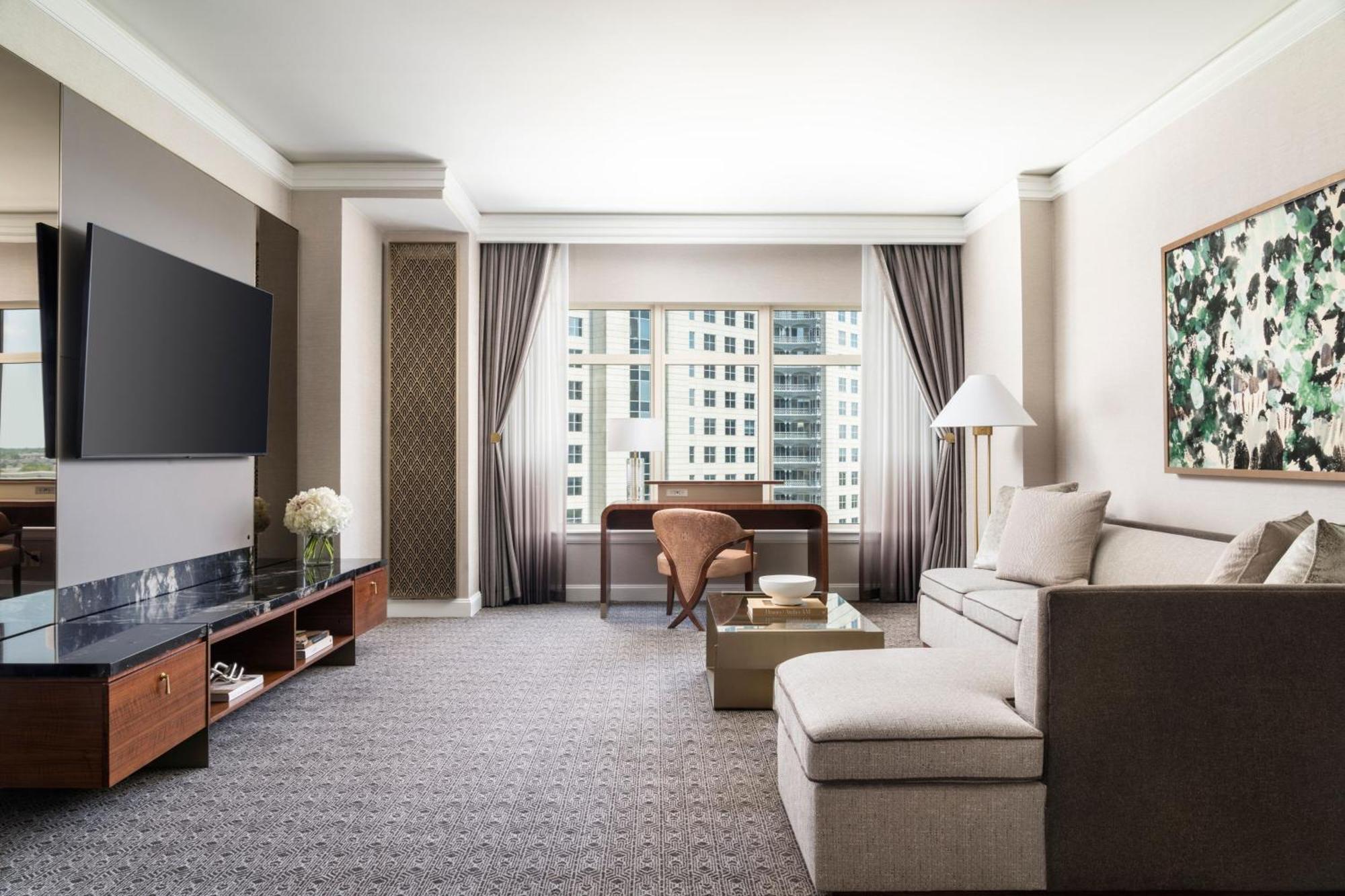 Club Level One Bedroom Suite a King Bed a Sofa Bed