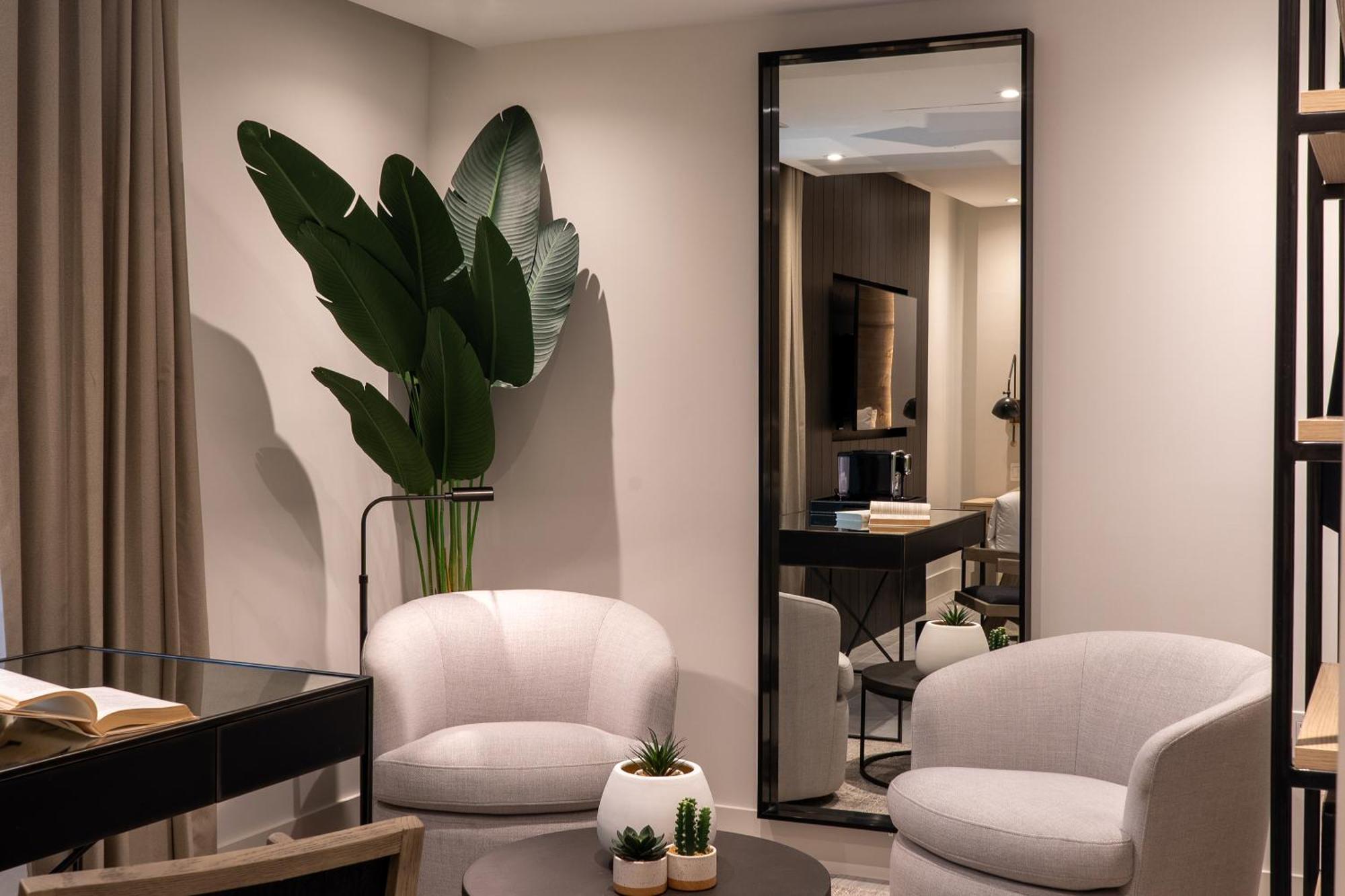 Deluxe Queen Suite