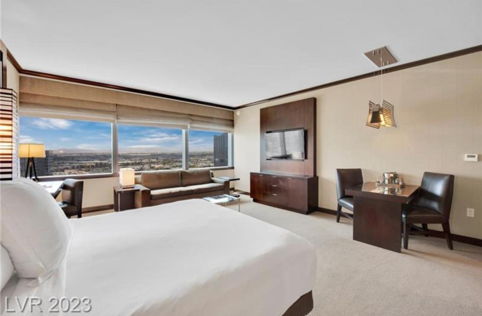 King Suite Pool View