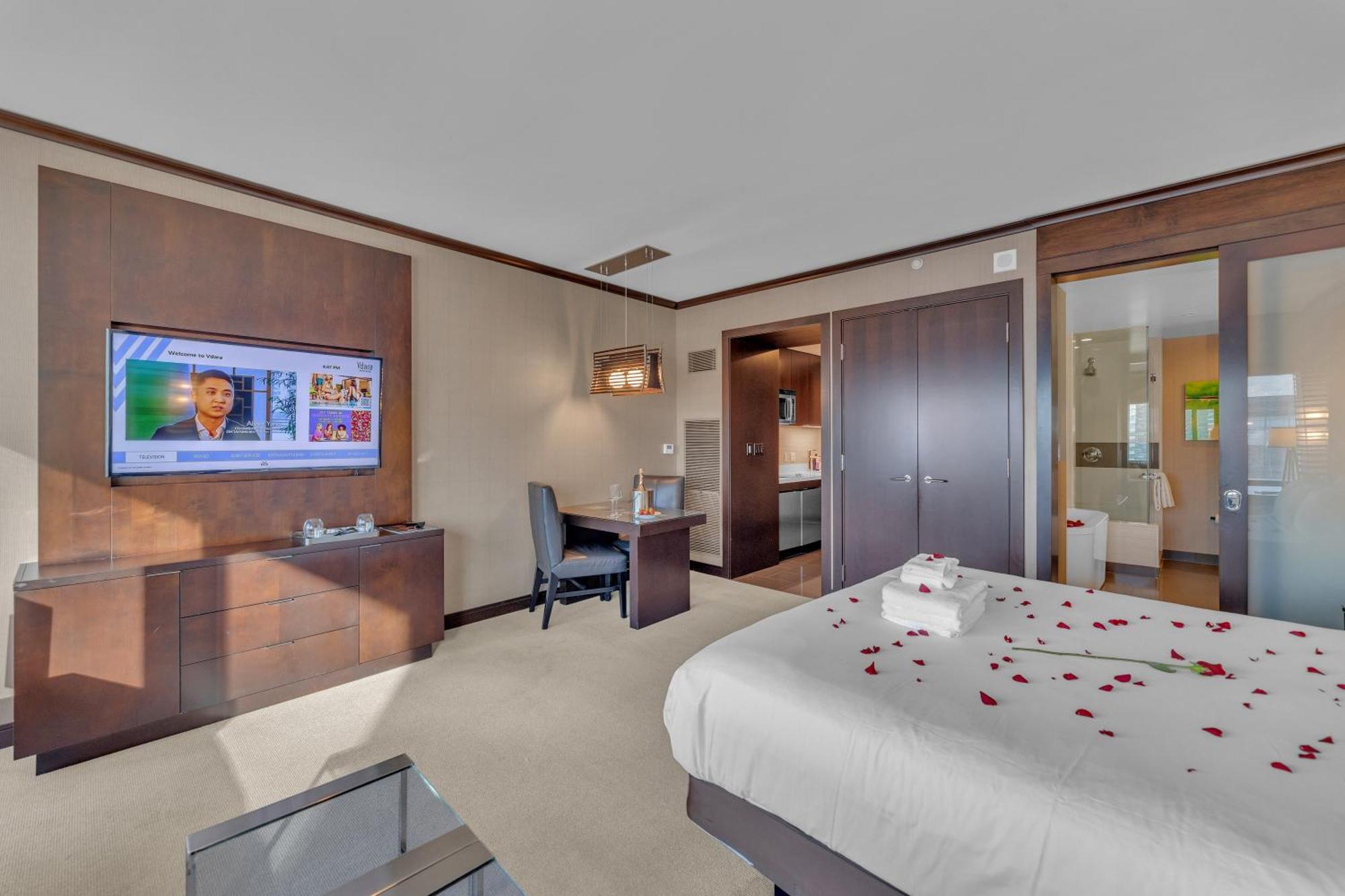 King Suite Pool View