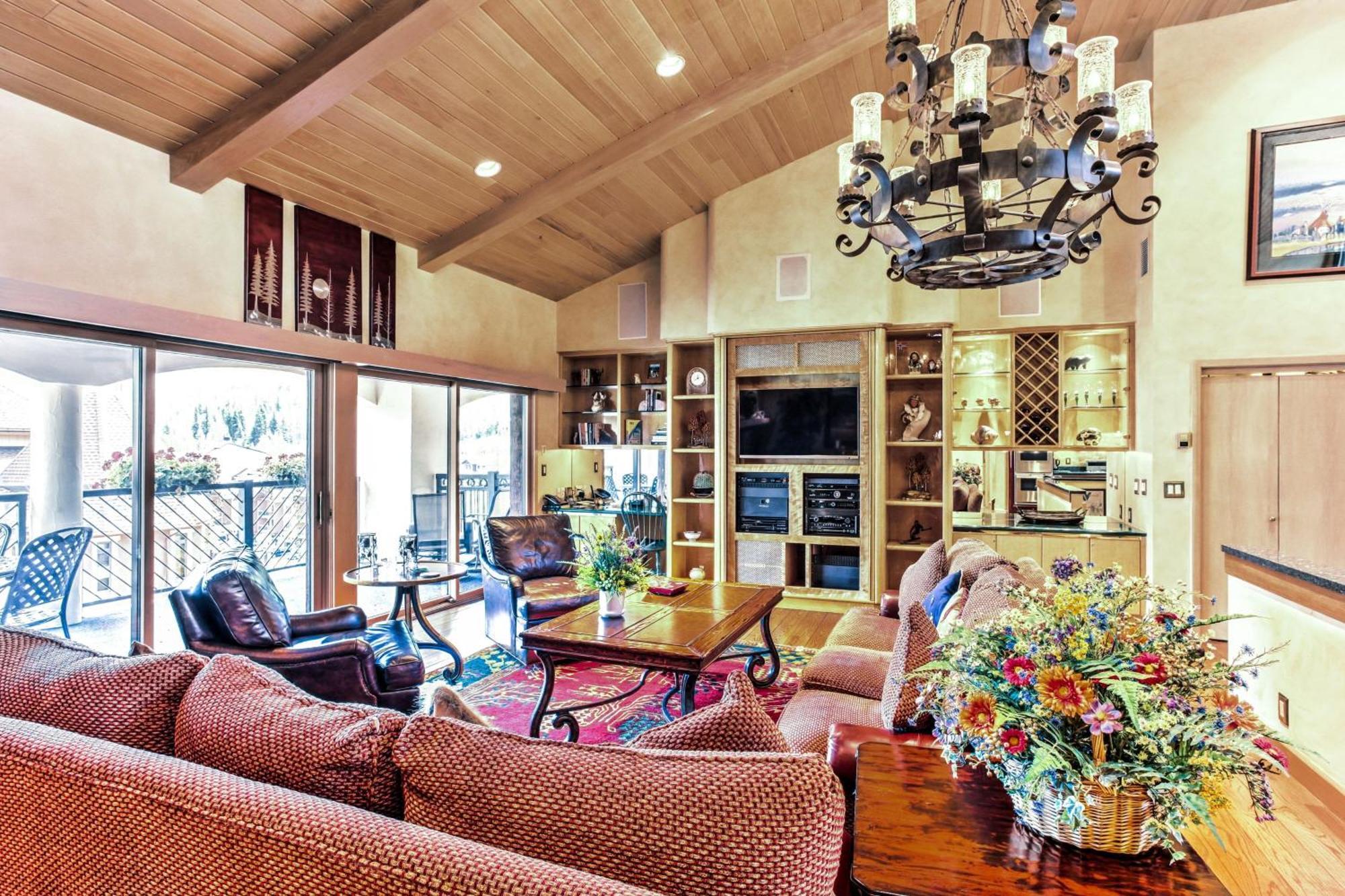 Four-Bedroom Penthouse Suite Mountain View Top Floor