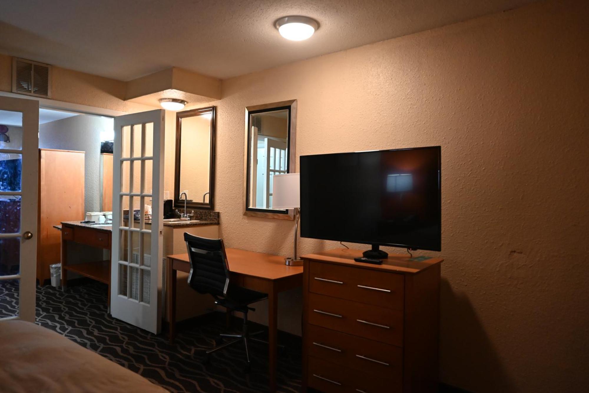 Two-Bedroom Suite Two King Beds