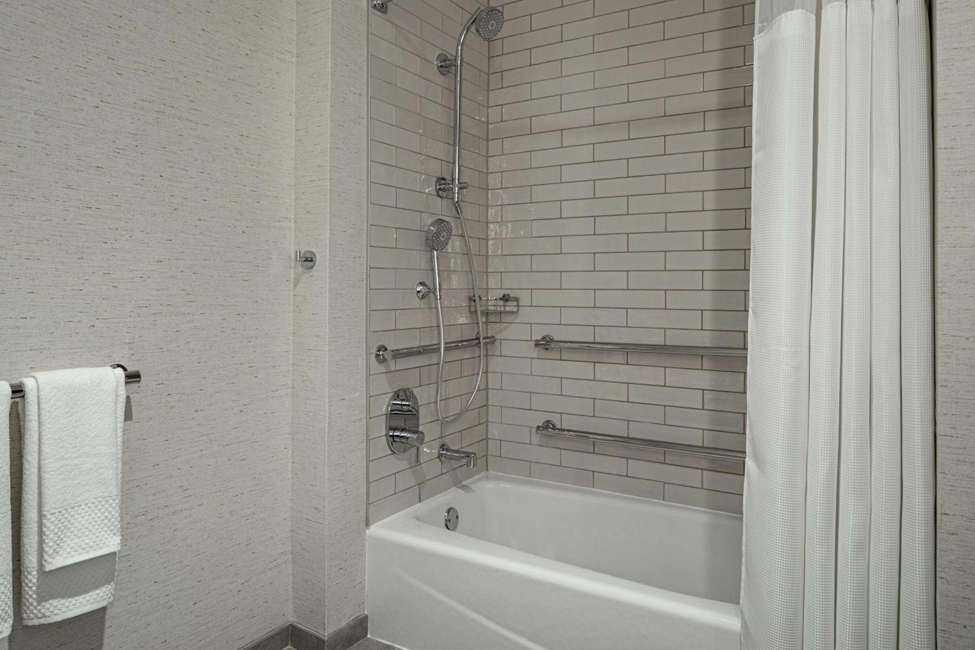 King Suite Bath Tub Mobility Access