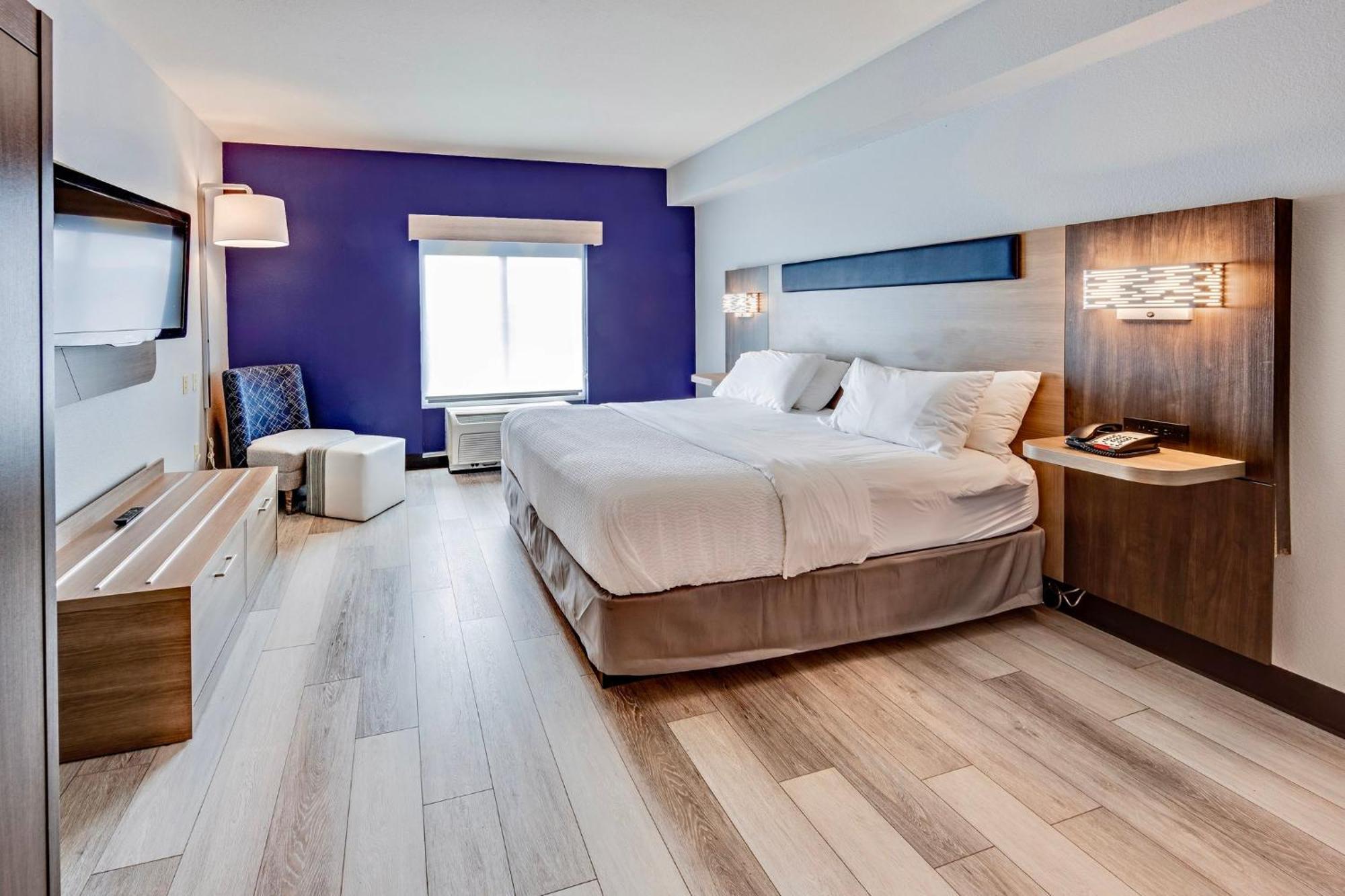 King Room Hearing Accessible or Non-Smoking