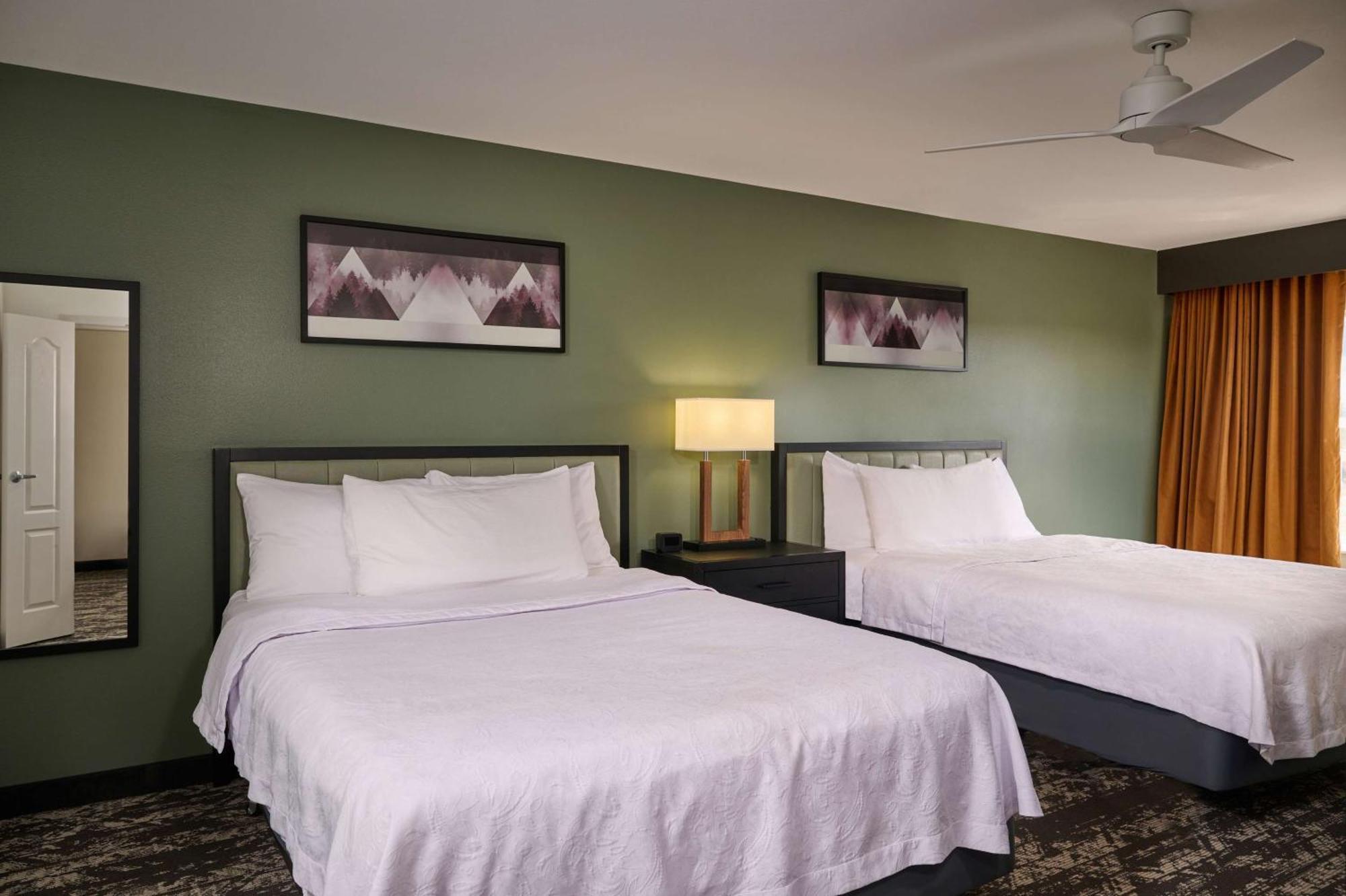One-Bedroom Queen Suite Two Queen Beds Non-Smoking