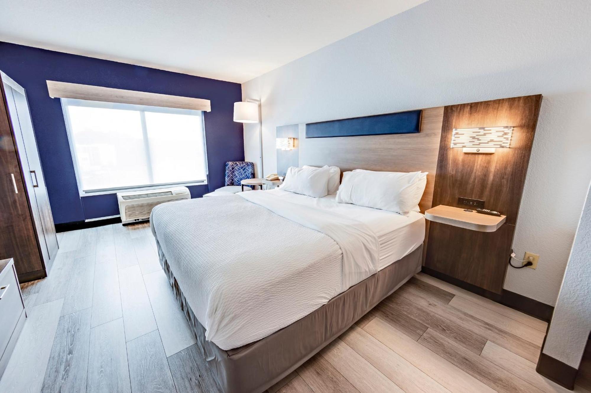King Room Hearing Accessible or Non-Smoking