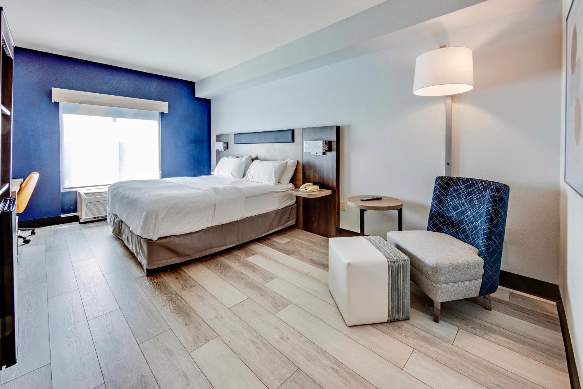 King Room Hearing Accessible or Non-Smoking