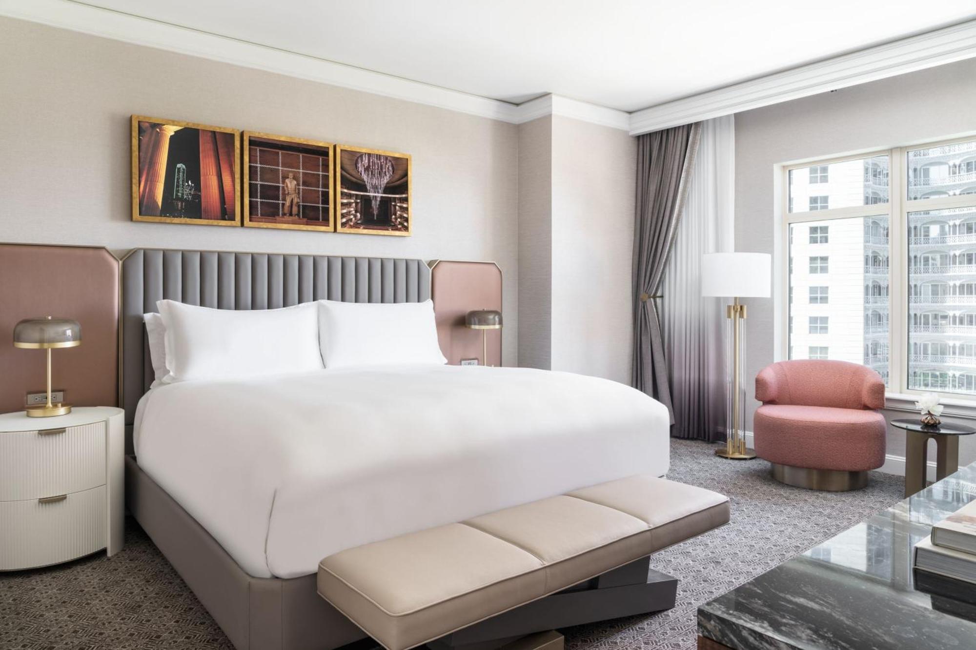 Club Level One Bedroom Suite a King Bed a Sofa Bed