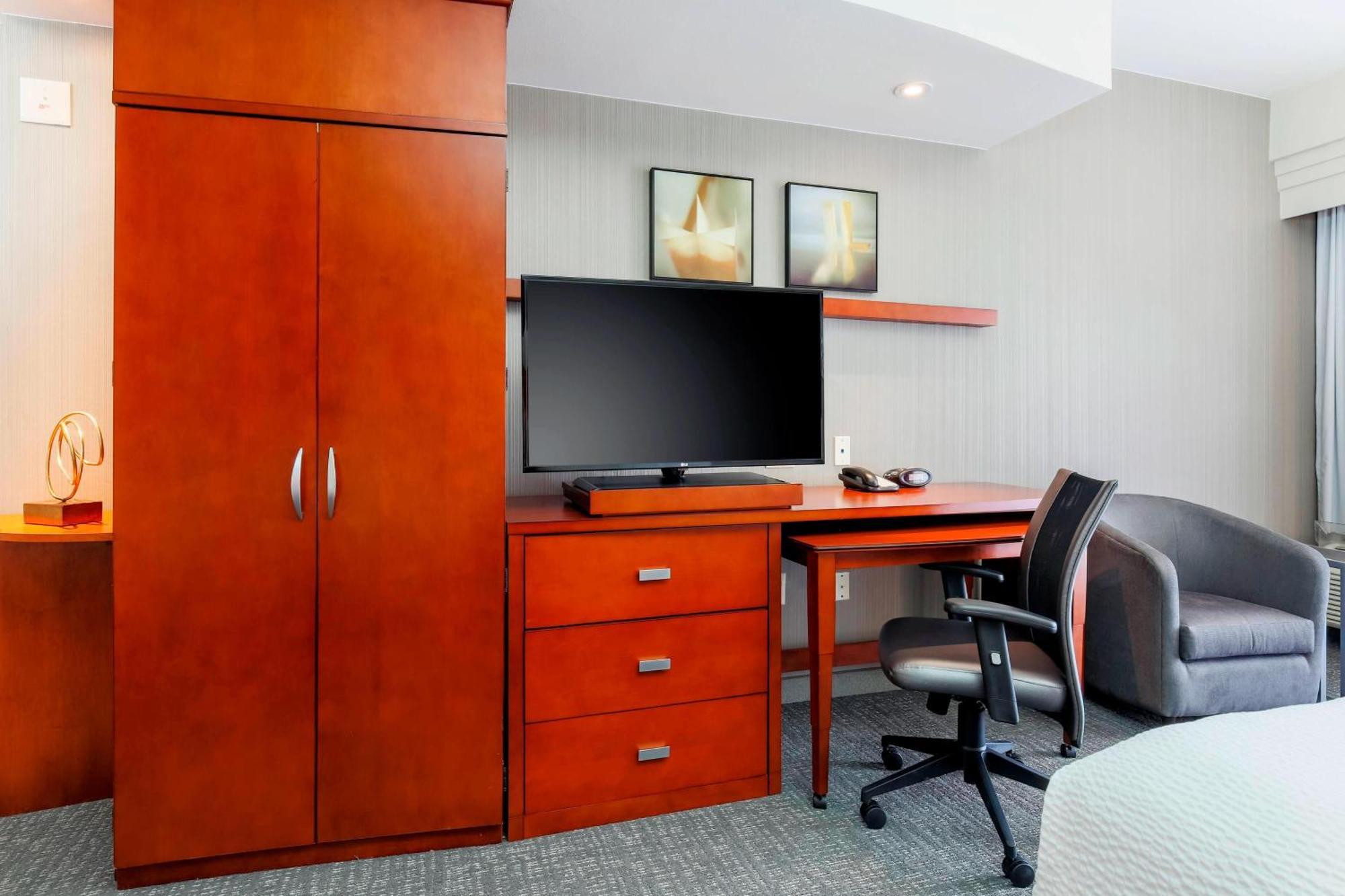 1 Bedroom 2 room Suite 1 King Sofa bed