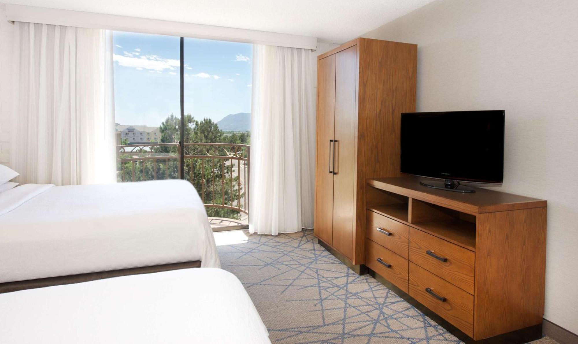Deluxe Queen Suite