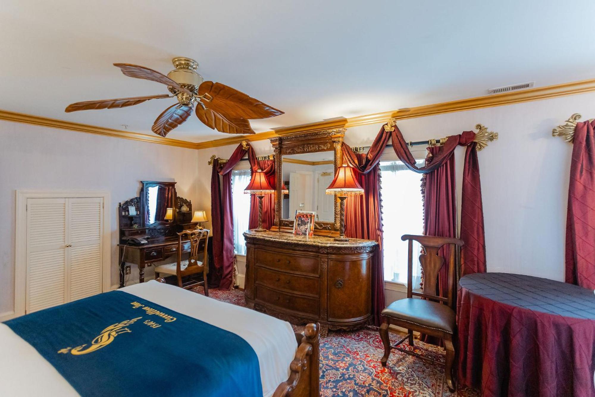 Estate Room 303