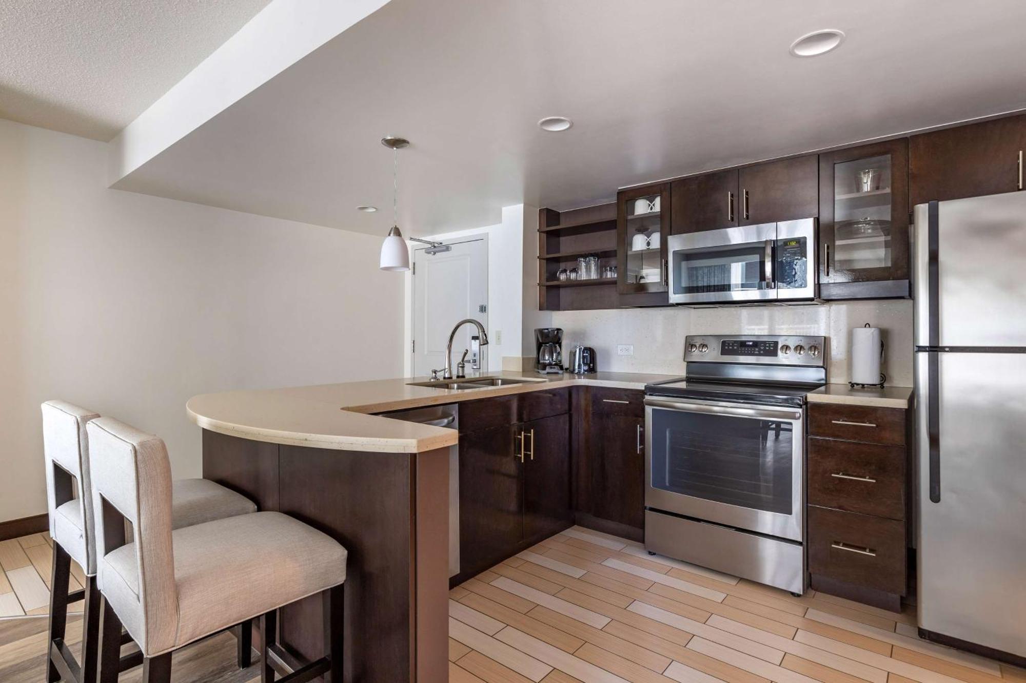 One-Bedroom Queen Suite Ocean Front