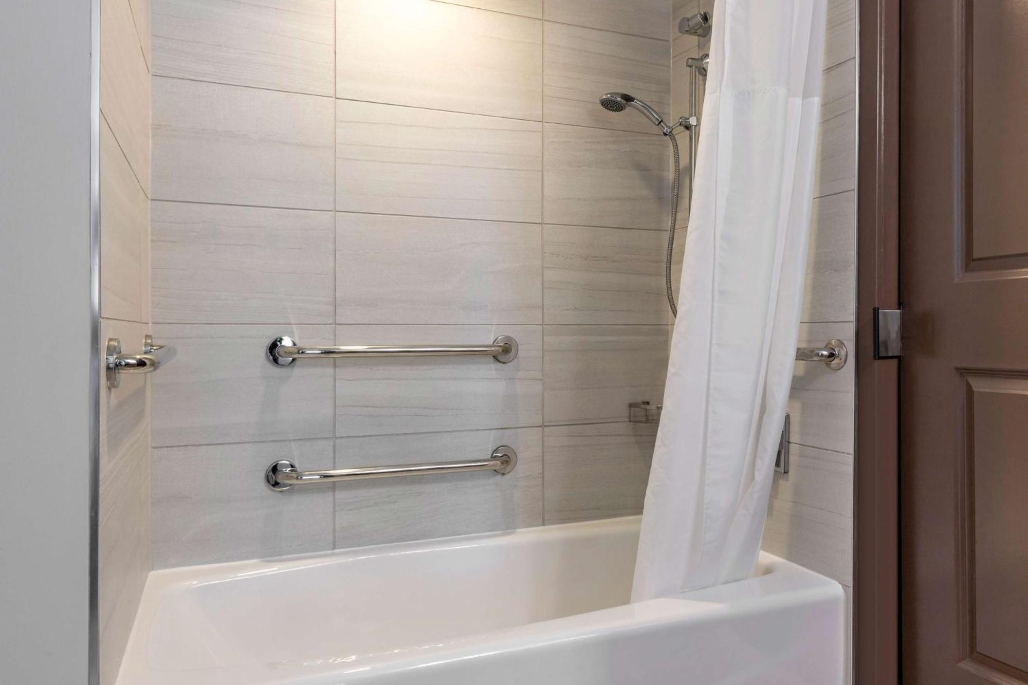 One-Bedroom Queen Room Ocean Front Accessible Tub