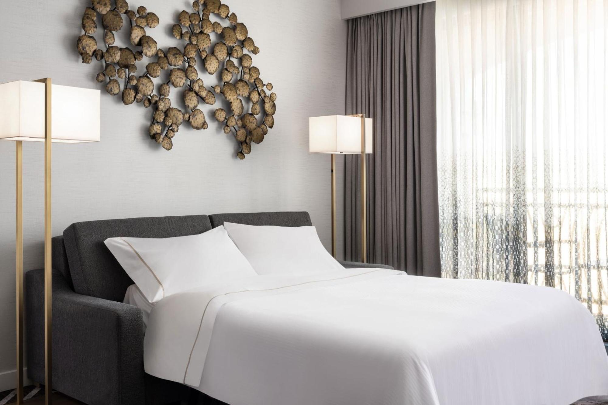 Theme Park View 1 Bedroom Suite 1 King Balcony