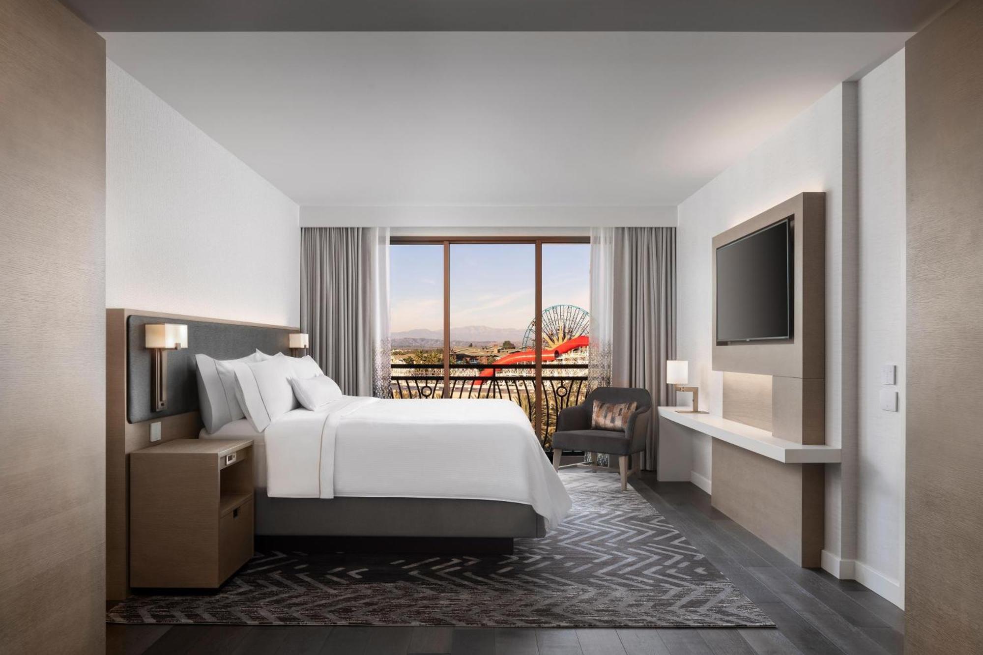 Theme Park View 1 Bedroom Suite 1 King Balcony