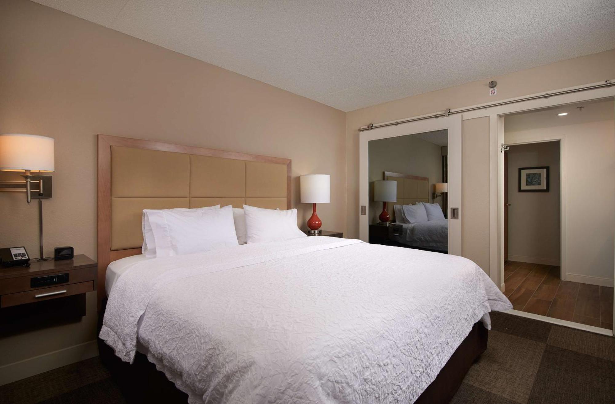 Non-Smoking Queen Balcony Room