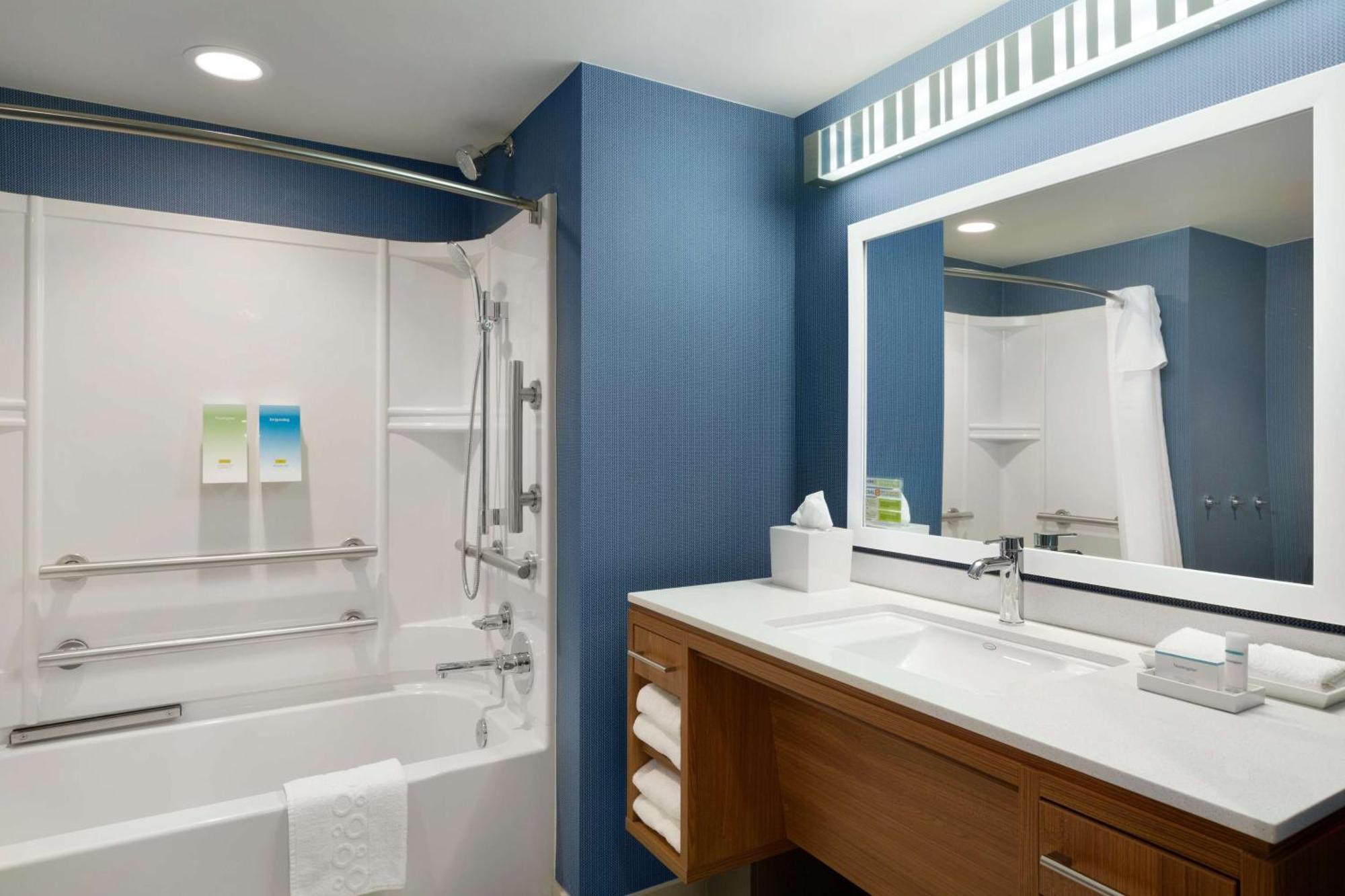 Queen Studio Mobility Access or Non-Smoking