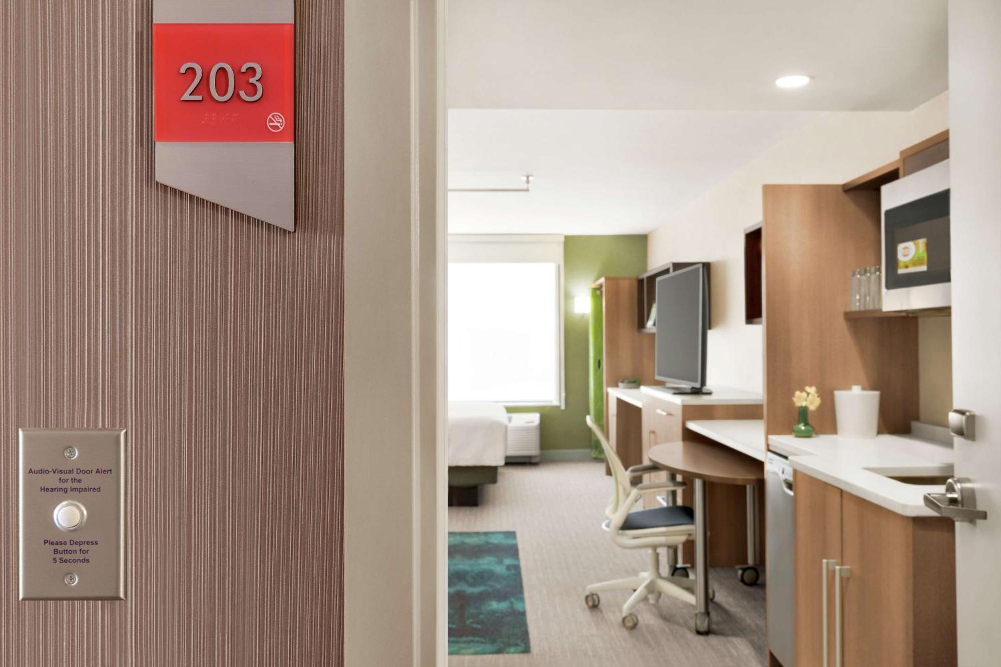 King Studio Suite Hearing Access or Non-Smoking