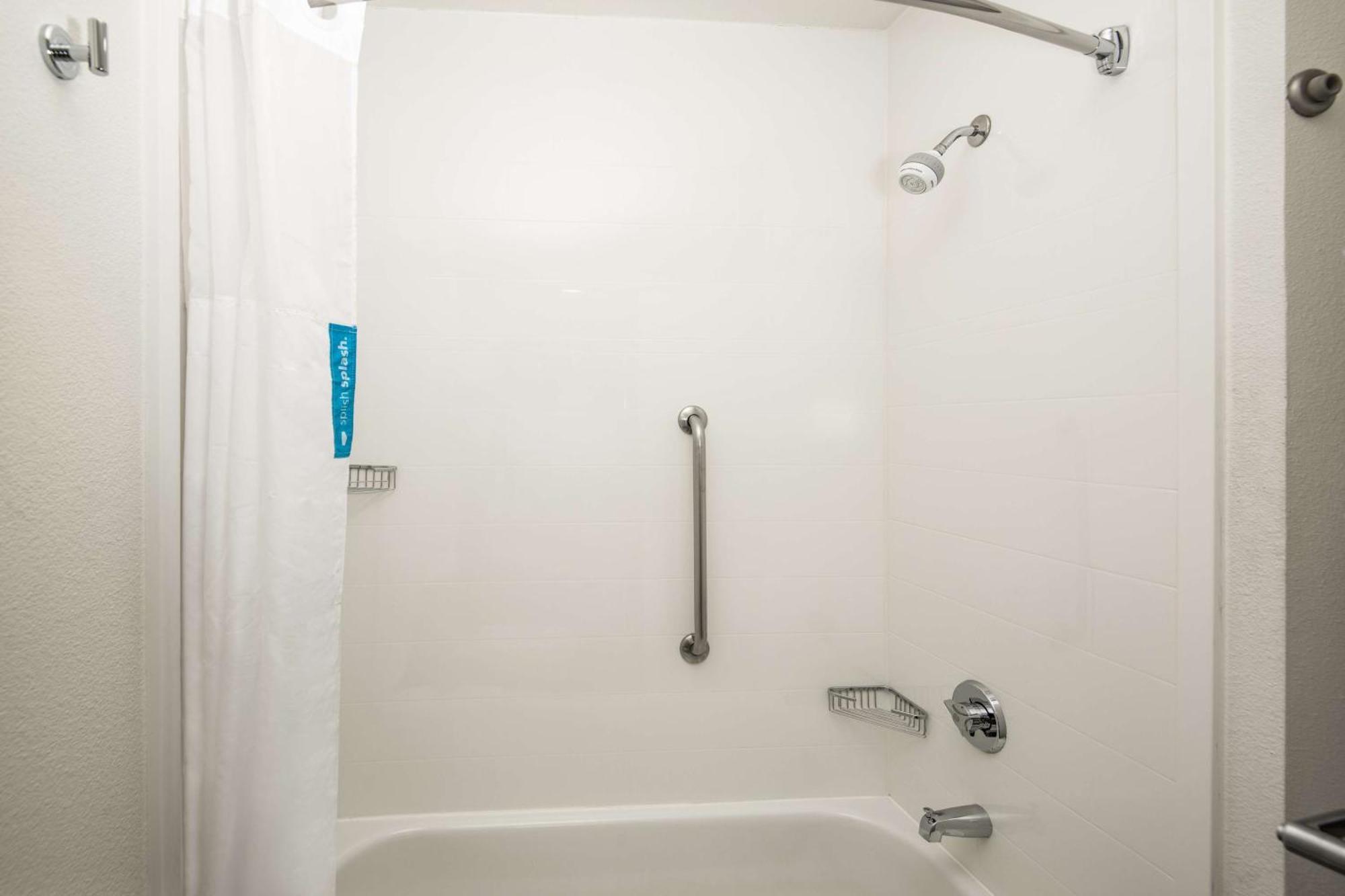 Studio Two Queen Beds Roll Shower Mobility Access or Non-Smoking