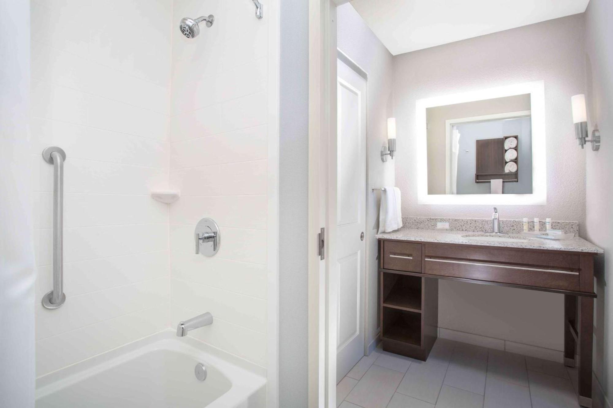 King Suite Hearing Access or Non-Smoking