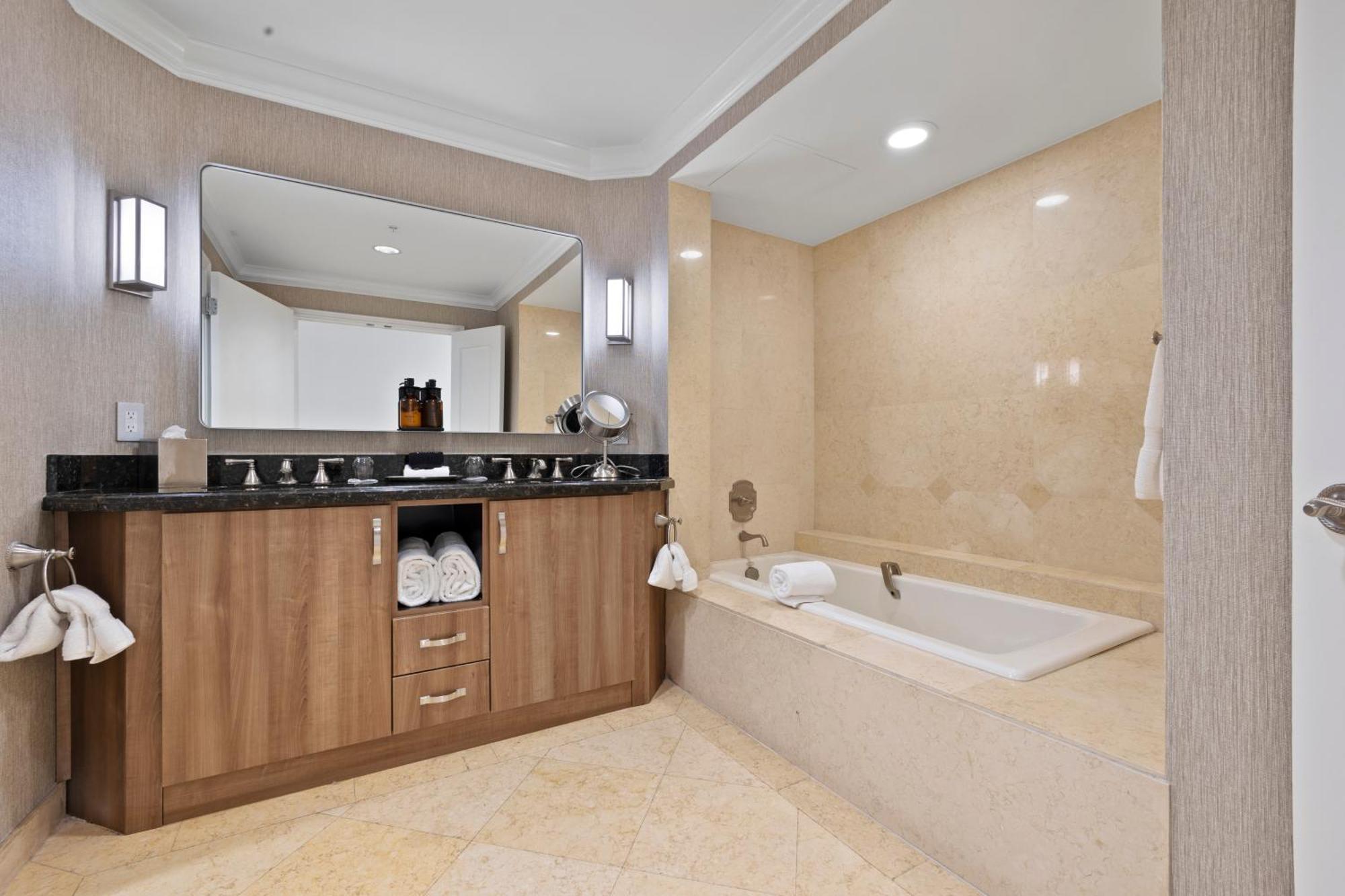 Deluxe Queen Suite