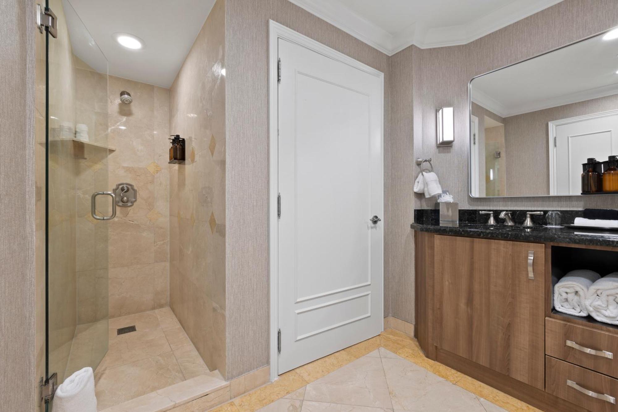 Deluxe Queen Suite