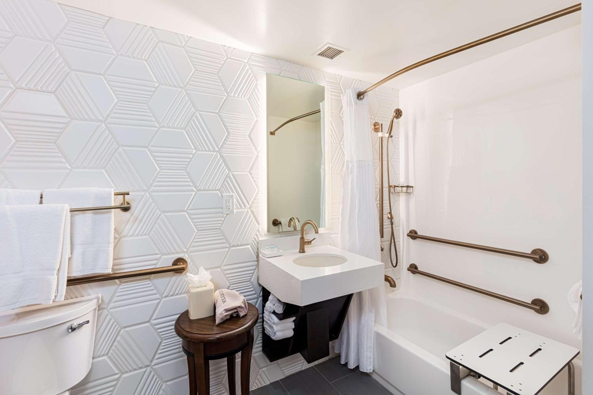 King Room Bath Tub Mobility Access
