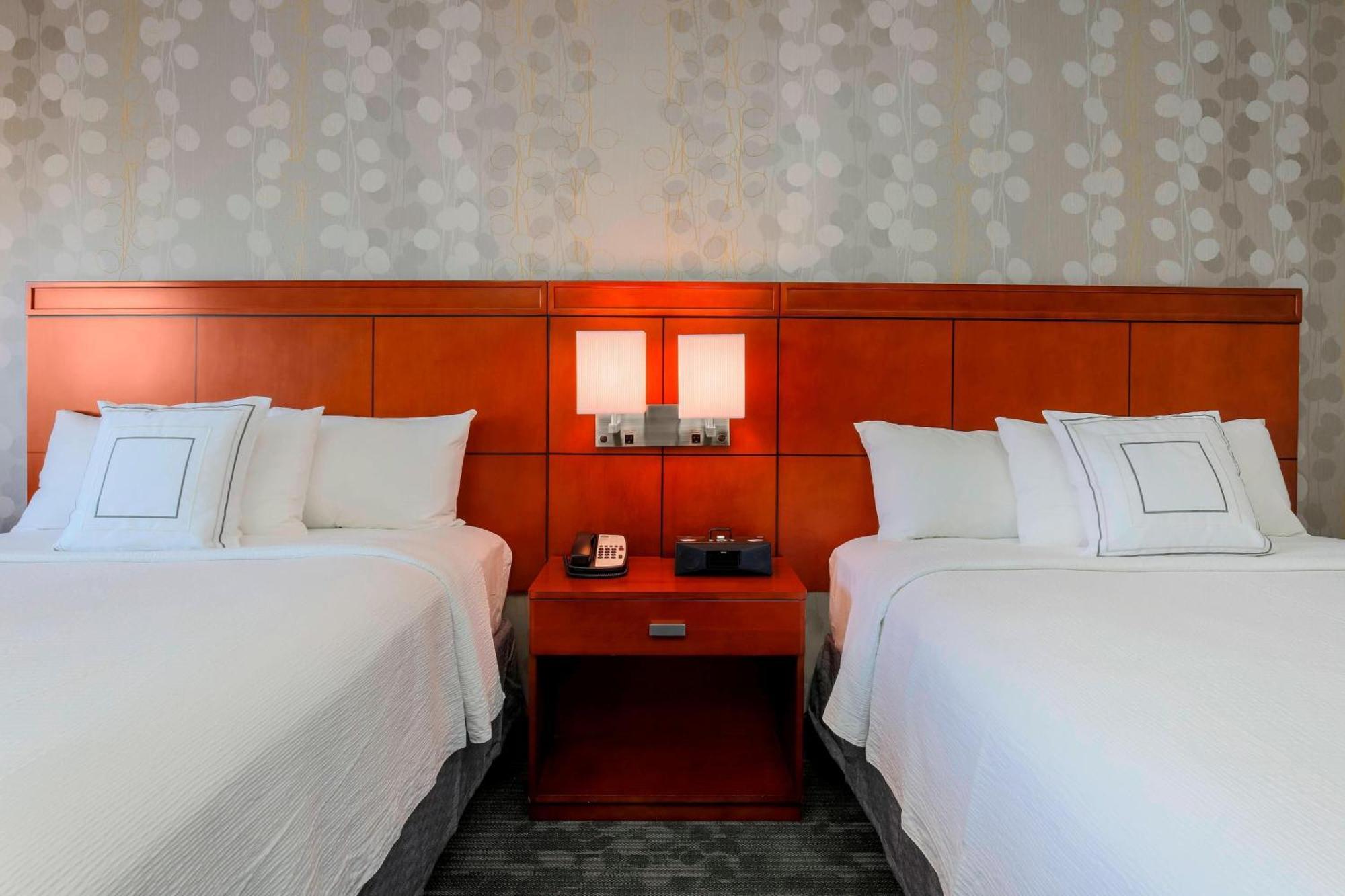 Queen Room Two Queen Beds Bathtub Mobility Access