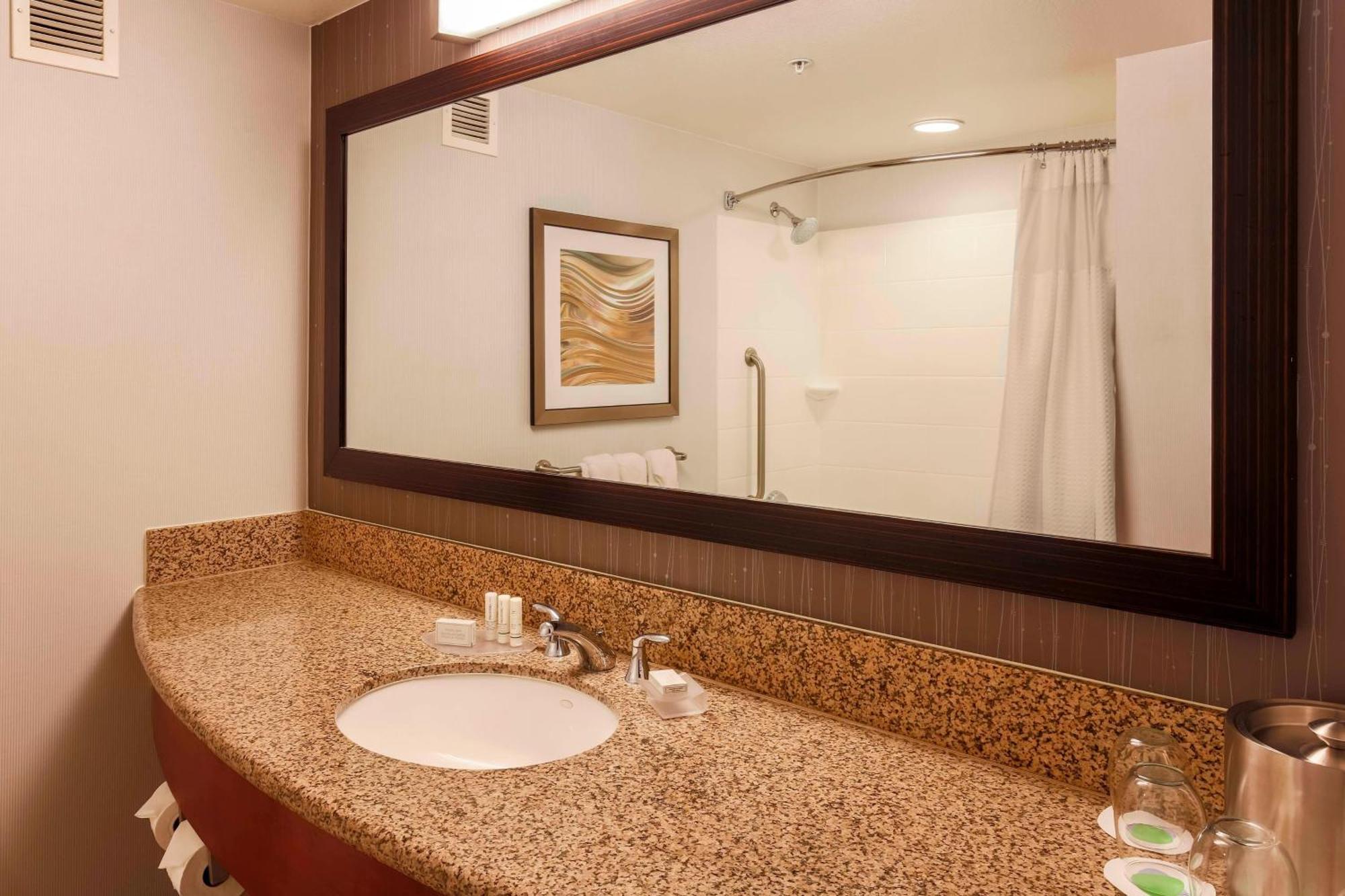 Queen Room Two Queen Beds Bathtub Mobility Access