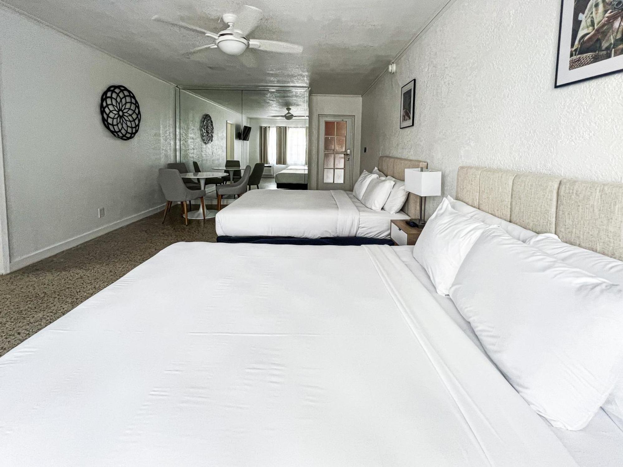 Studio Two Queen Beds