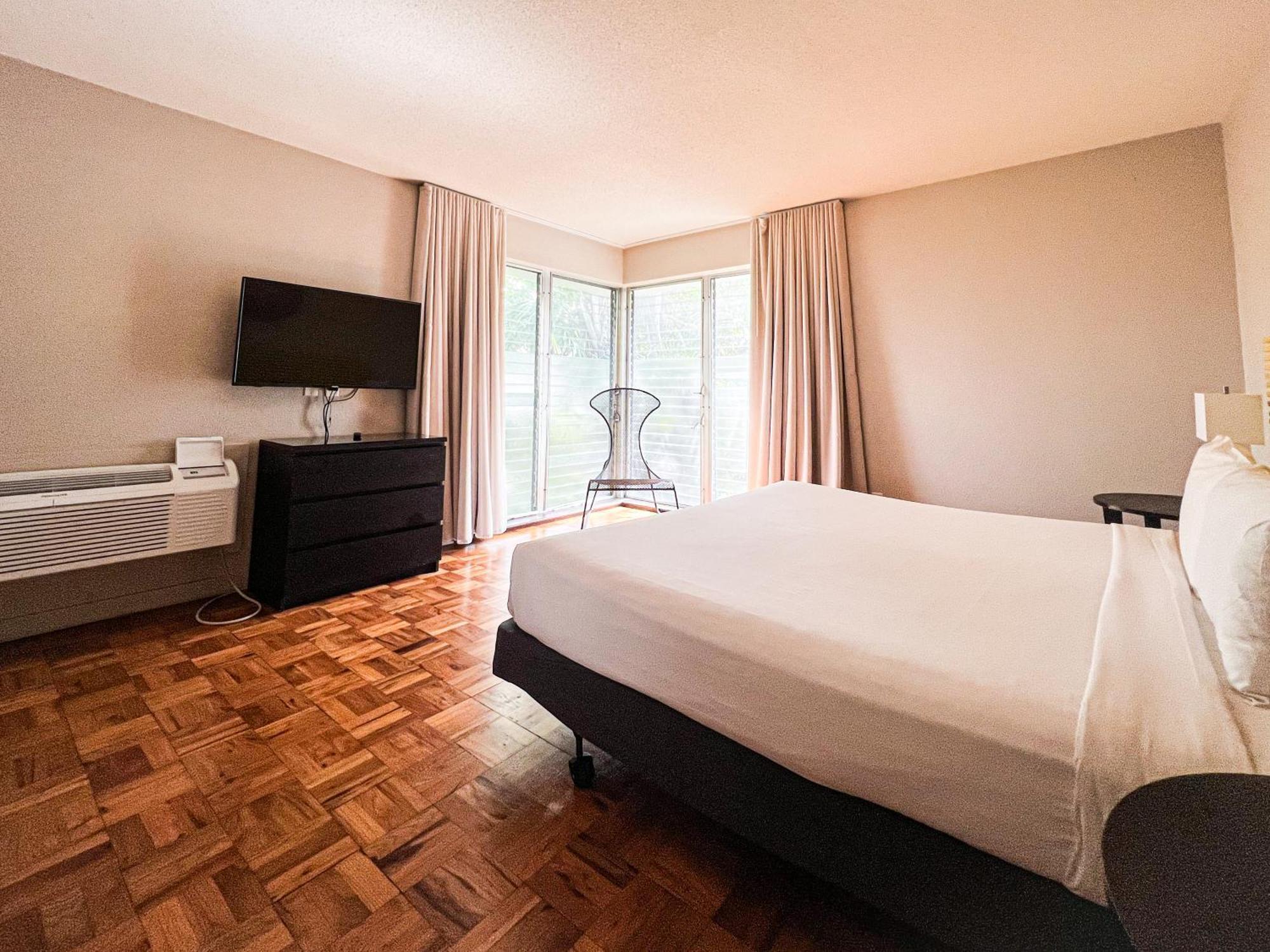One-Bedroom Apartment King Bed
