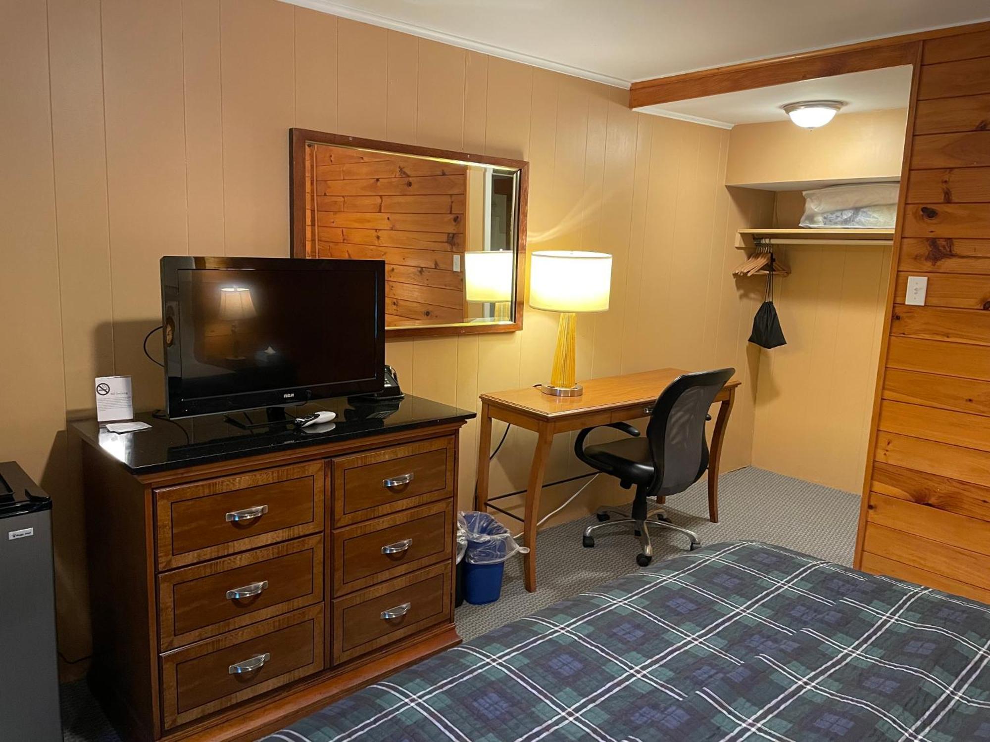 Standard Room 1 King Bed