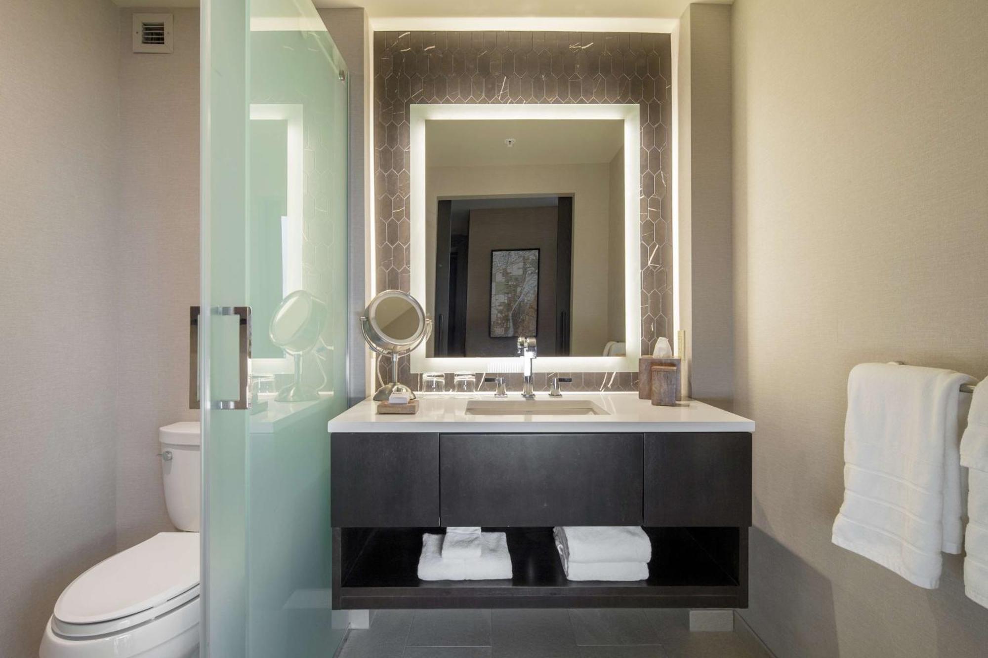 Deluxe King Suite City View