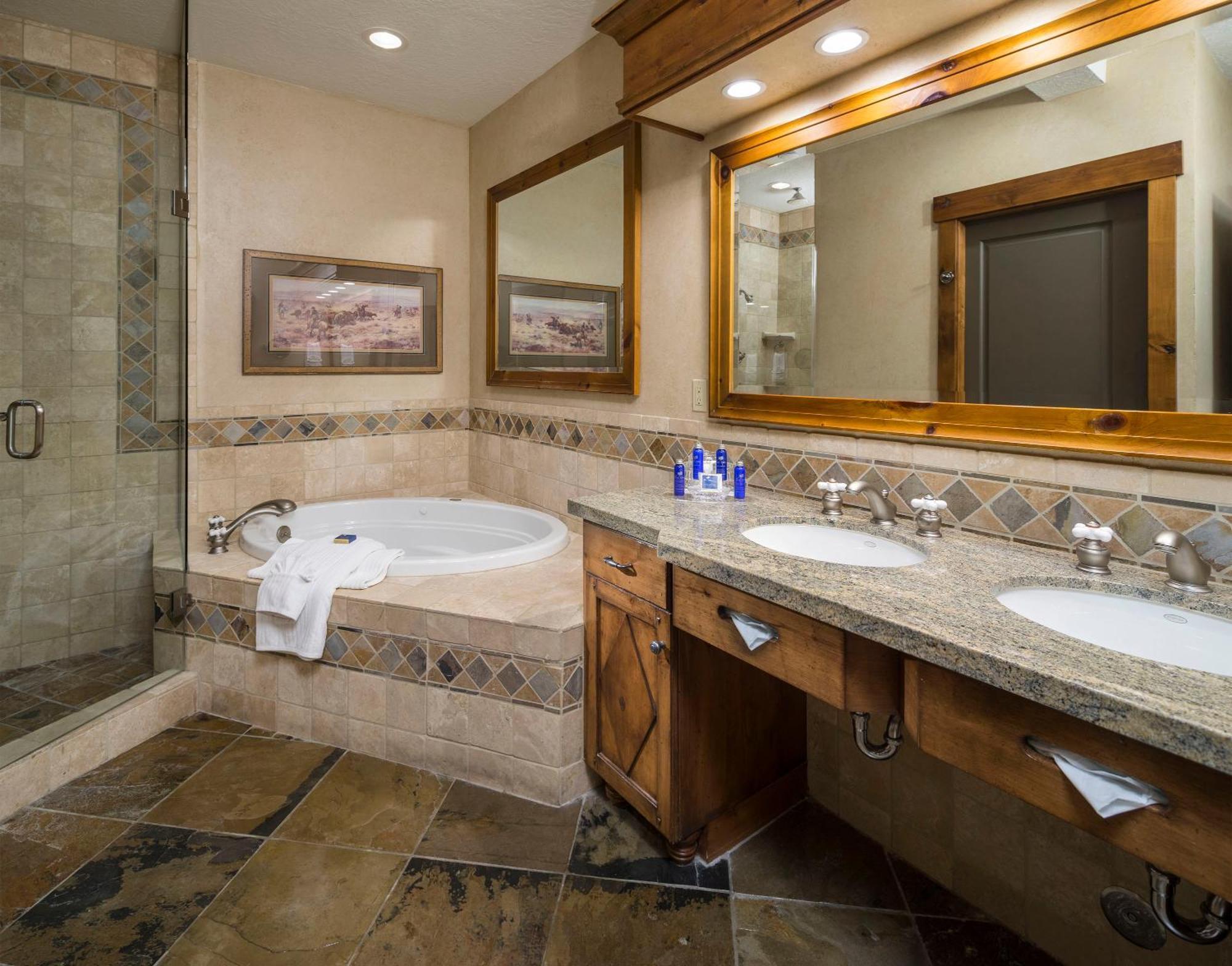 2 Bedroom Penthouse Suite Mountain & Golf view Fireplace