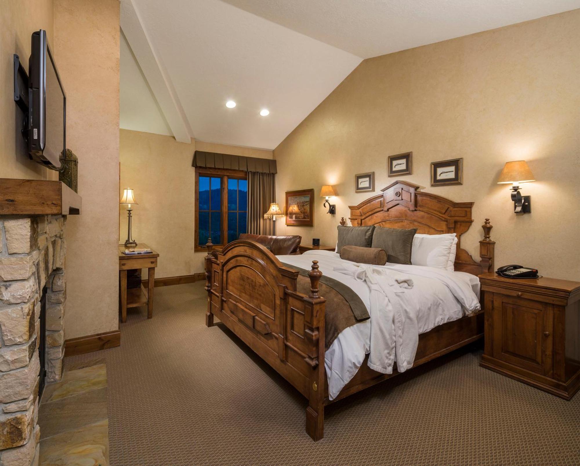 2 Bedroom Penthouse Suite Mountain & Golf view Fireplace