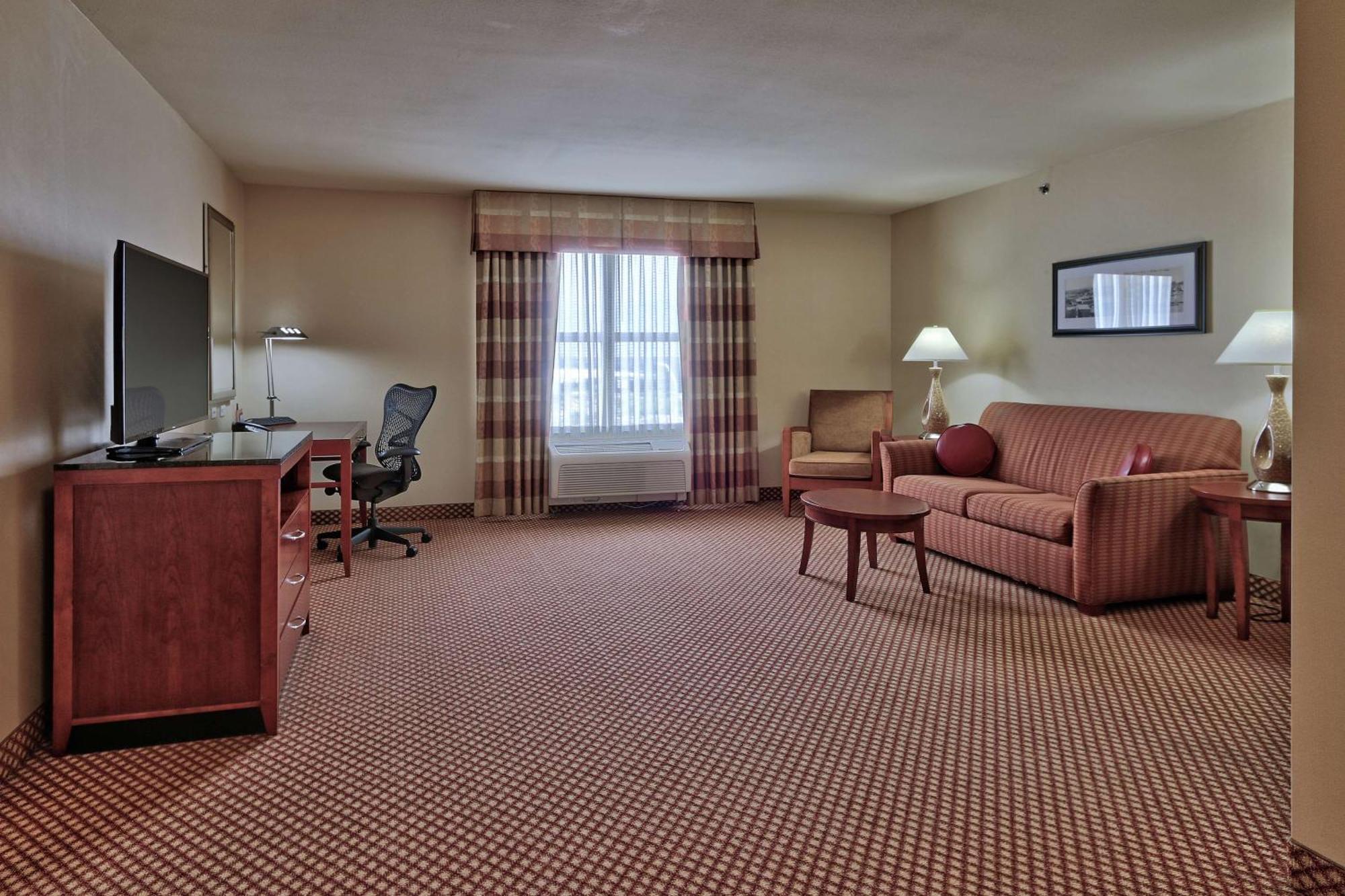 One-Bedroom King Suite Bathtub Mobility Access